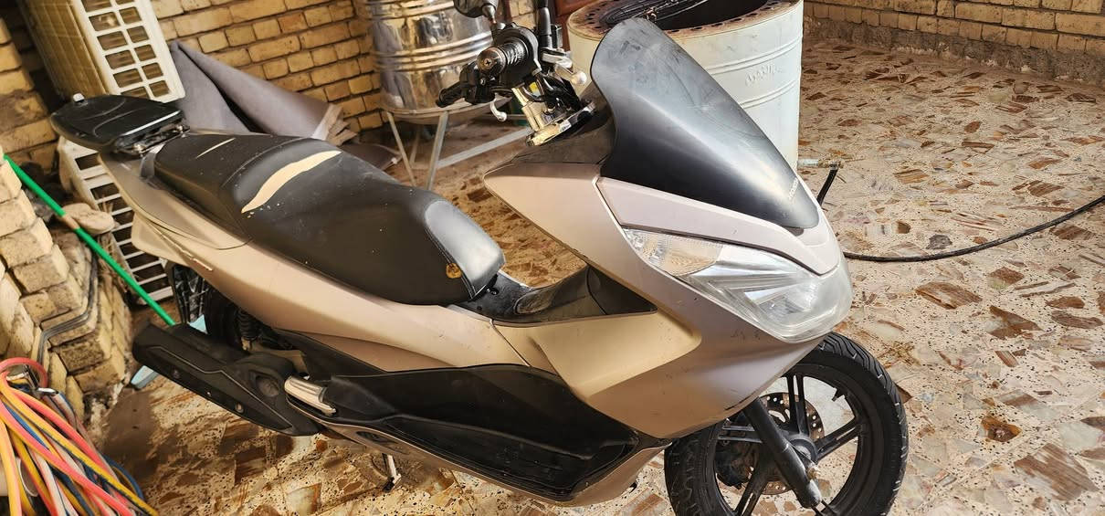 سلام عليكم، بي سي إكس الجيل الثاني، دراجة على يدي نزلتها من الرمبة، أخذتها بـ 20 ورقة ونصف.
قيمها بما يرضي الله وخذها من بغداد/الكرخ.

ملاحظة:
الجاملغ أنا شايله لأن بالشتوية يصير طين بيه.
وبيها شخوط بسيطة. 
***********
