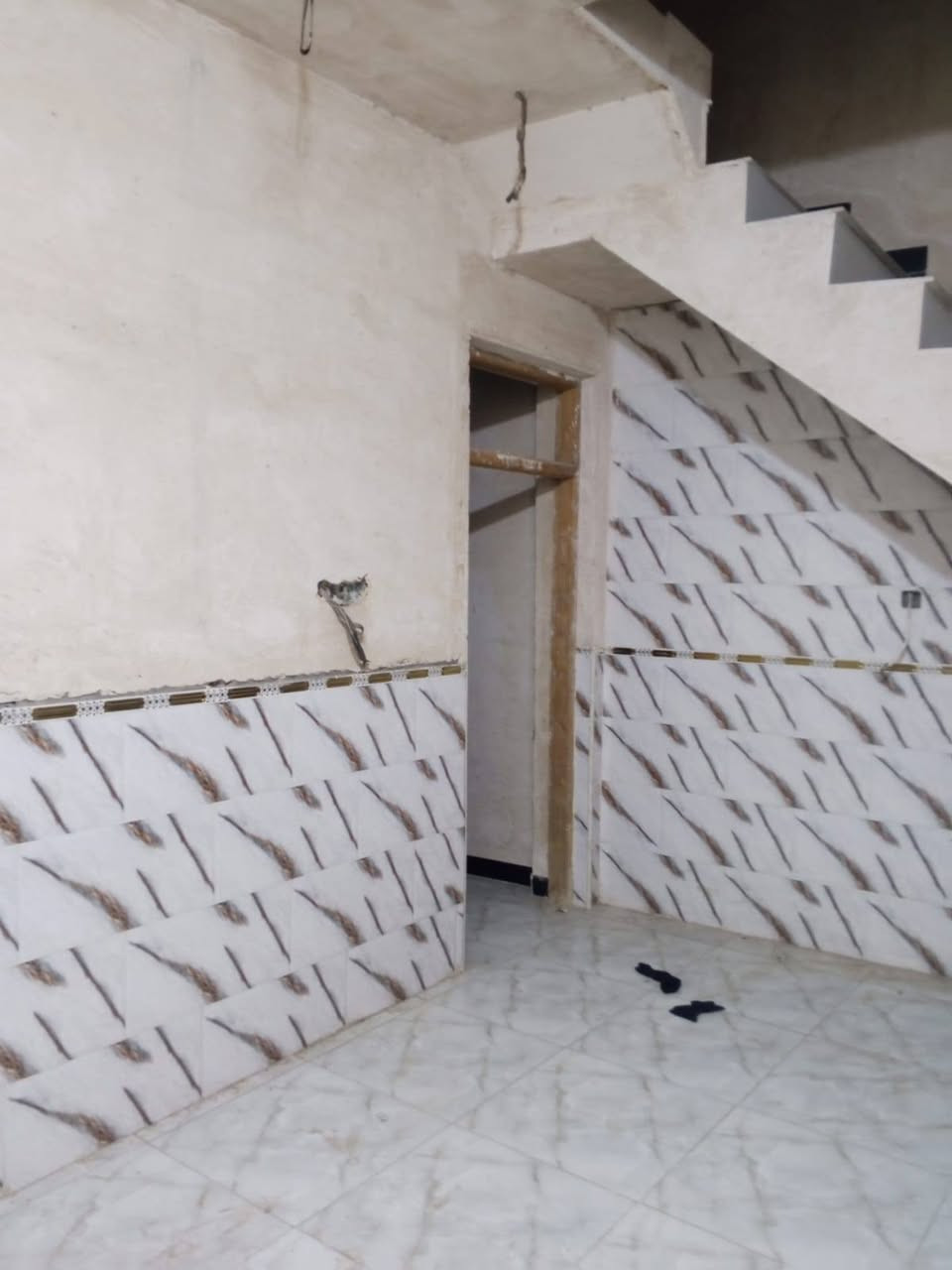 عروض #مكتب_الشكري_للعقار دار سكن 100م طابقين 
🌍 الموقع :النجف الاشرف_  الكوفه شارع المطار قرب الرادار قرب مجمع عماد سكر 
----------------------------------------
🔳  دار زراعي 
🔳 المساحه 100م 
--------------------------------
🧾 تفاصيل البيت 🧾

100 م طابقين 4 عرف+ ٢ صاله 
+ استقبال مطبخ حمامات تخاريج البيت فول 
عايز فقط بورك وارضيات 
------------------------------
سعر البيع 70مليون وبي مجال  💷
☎️ للاستفسار 
واتساب ***********
***********
🛣️عنوان المكتب النجف الأشرف _ الكوفه شارع المطار السايدين مقابل جوهره العرب مباشرتٱ مكتب الشكري للعقار
 #الجميع
