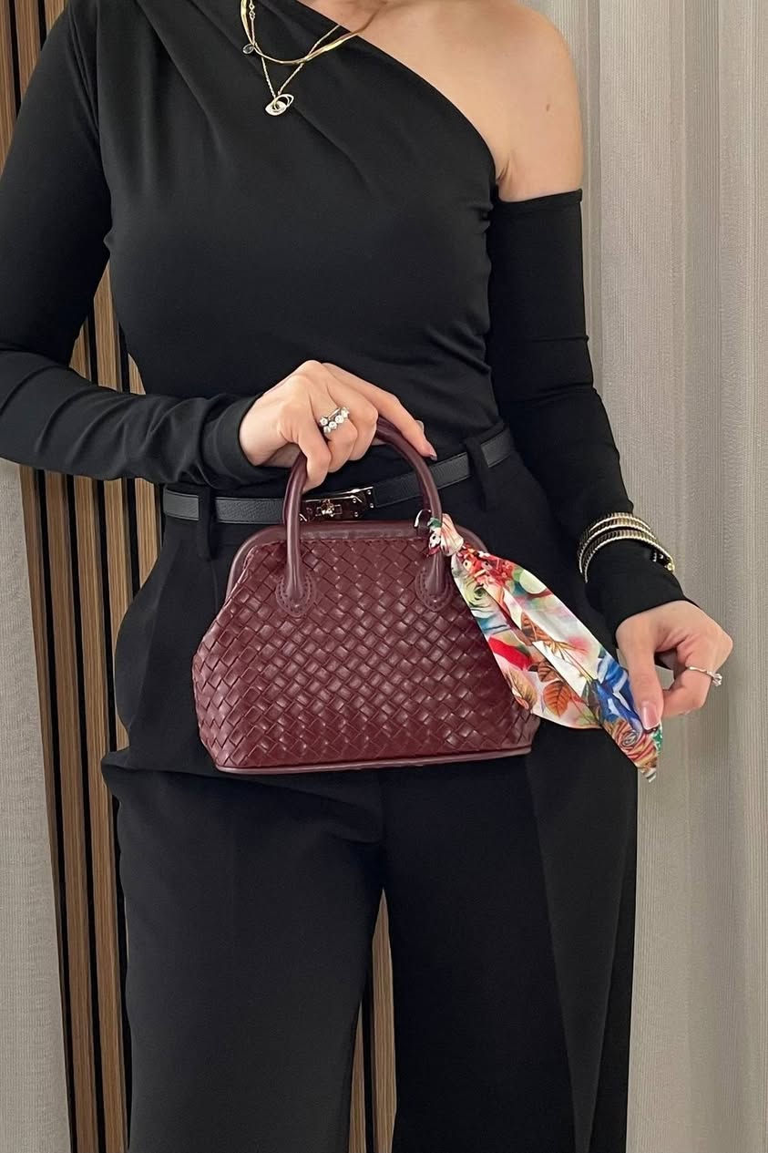 كوني أنيقة مع حقائب Baglyn 
Mine Bag

حقيبة نسائية صناعة تركية بهذا الشكل والأناقة كوالتي تخبل وحجم جدا مناسب لاصحاب الذوق 
Made in Turkey 🇹🇷

➡️20 𝗖𝗠 عرض
⬆️15 𝗖𝗠 ارتفاع
للحجز والاستفسار يرجى الاتصال بنا *********** أو مراسلتنا على الواتس اب 

سعرنا اليوم بسعر الجملة 8,000  دينار
لا تنسونا من متابعتنا على حسابنا التيك توك يوميا نفتح بث مباشر 
https://www.tiktok.com/@baglyn_1?_r=1&_t=ZS-92lxDftd1wV
