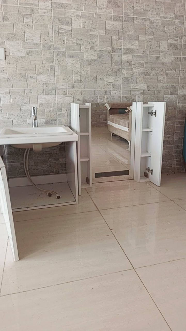 ده س شۆر و ئاوینه هه ڵواسین پاک و جوان بیعه یب بۆفرۆشتن 
قیاس:٥٨سم به ٥٠سم 
نرخ:٤٥هه زار
شوێن:سلێمانی
تیل:*********** السليمانية, العراق
