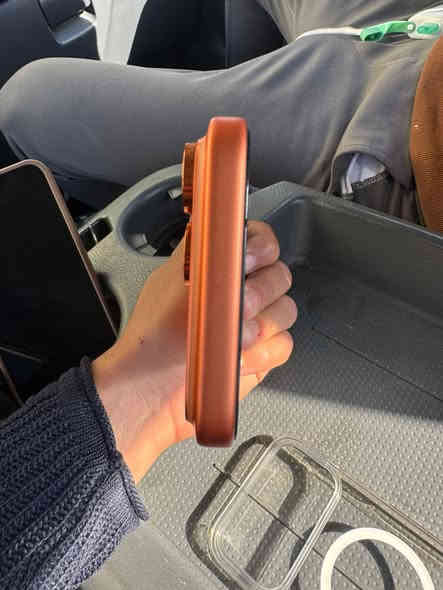 سلام عليكم ايفون 17 برو ماكس شريحة المبايل صار 8 ايام من مفتوح بعدة بحالة الوكالة مكاني بغداد الحبيبية 
سعر مليونين وبي مجال شي بسيط حق الجيه *********** هاذ رقم صاحب الجهاز
