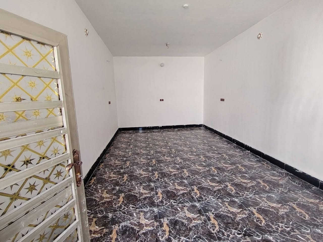 بيت للبيع 220 متر الواجهه 10 × 22 يحتوي البيت على ثلاث حمامات + 2غرف6 في4 براني 8في 4 مطبخ 5في 4 مجمع عزيز شريف خلف الزيتون ماء كهرباء تبليط مجاري ارصفه اناره ليليه خدمات فول واتساب ***********
