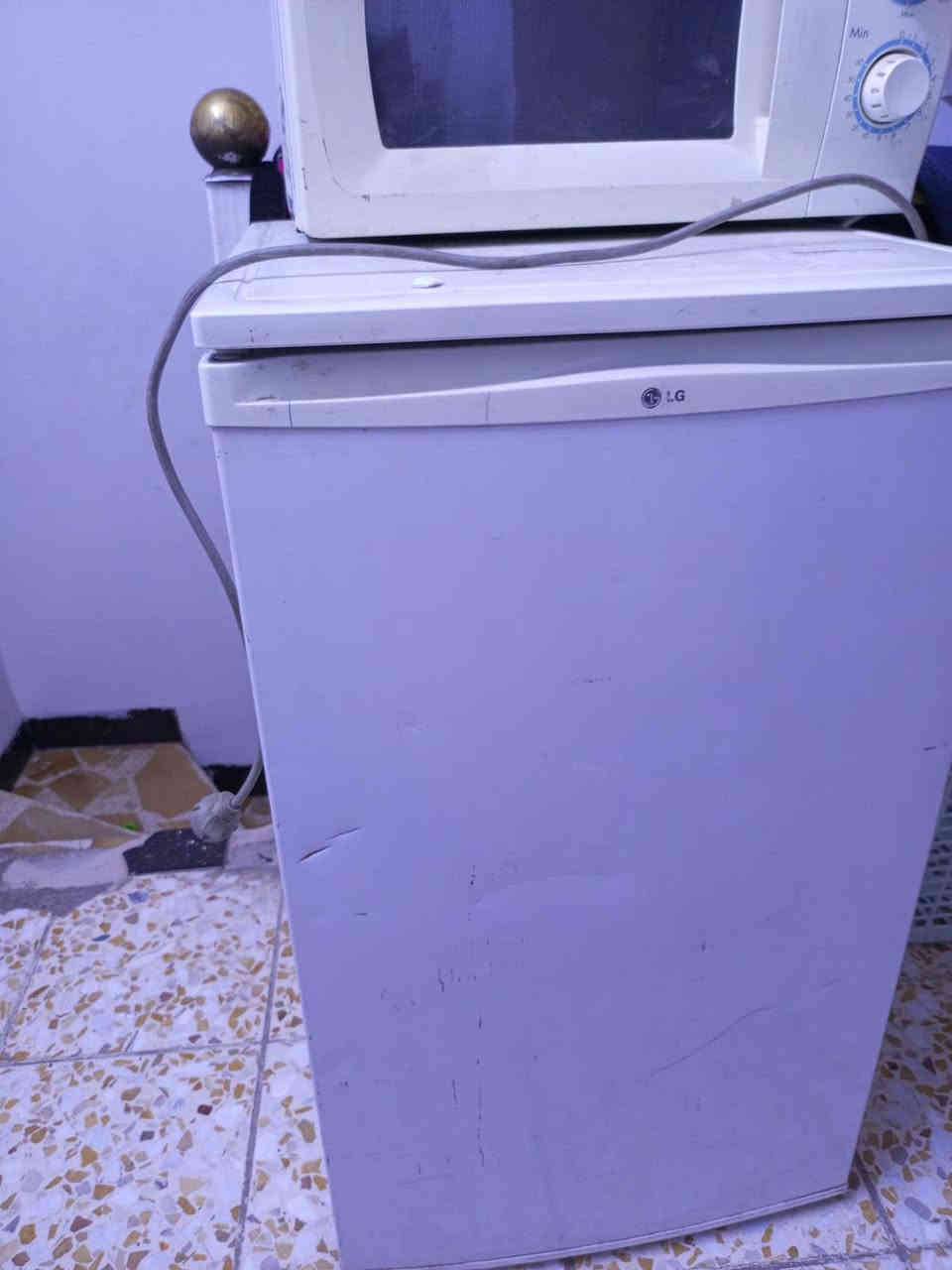 سلام عليكم
ثلاجة للبيع شغالة ناقصه غاز فقط لين متروكة فترة مابيه ليك 
ميكروويف شغال بابي اي نقص من شركت اي ال جي 
قيم وخذ مكان ثعالبة رقم ***********
