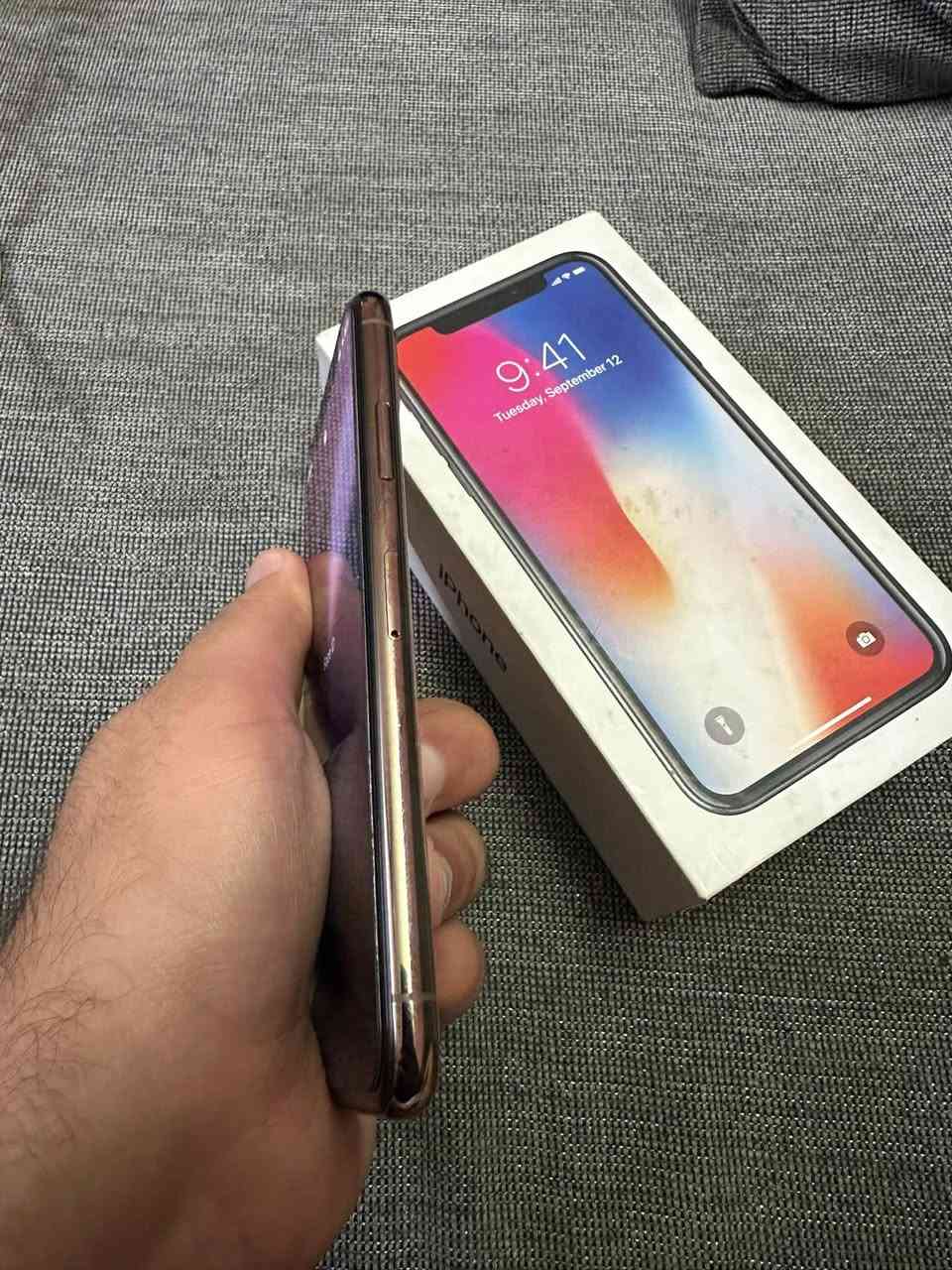 ايفون Xs للبيع جهاز ما مفتوح ع وضع شركه شرط ضمان 
ذاكره : 256 
بطاريه : 78 بلادي 
لون : ذهبي 
كارتون شاحنه بلادي كامل وياها جهاز نظافه 100% ماكو مثله بلسوك السعر 260 الف بيها مجال قليل للشراي 
رقم موبايل ***********
