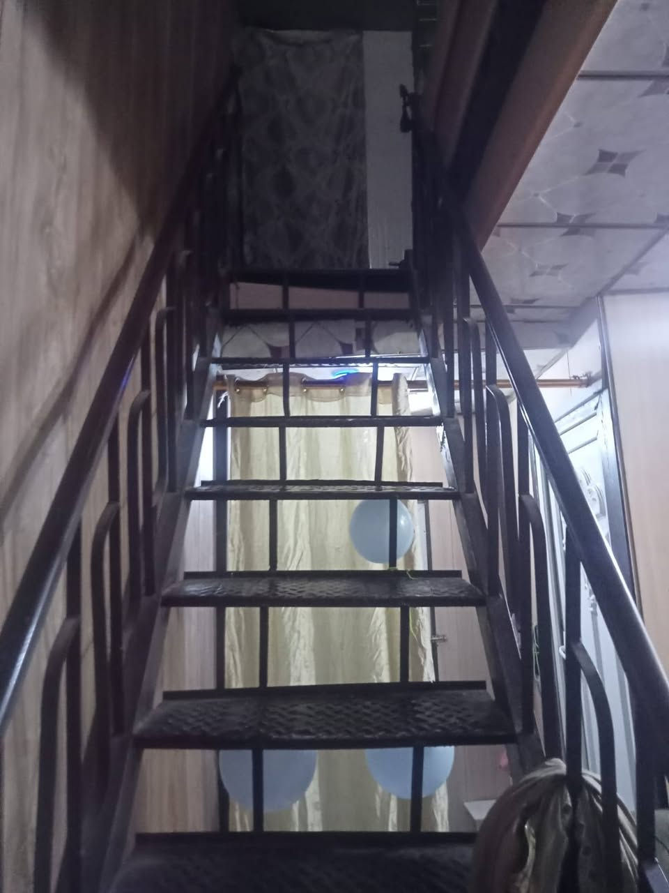 السلام عليكم مشتمل للبيع المساحه ١٣٨واقع حال بالسند ١٣٣ الواجه ٧ الا ربع نزال ٢٠ موقع مميز العنوان حي العامل محله ٨٠٧ زقاق ٦١ فرع دائره الكهرباء عل السريع  البيت عكاعده ينسكن بي يحتوي على كراج كبير  استقبال هول مطبخ غرفه نوم والطابق الثاني يحتوي على غرفه او مطبخ + هول وغرفه وصحيات بناء سندويج سعر المتر مليون او ٦٥٠ وقابل للتفاوض للاستفار الاتصال  عل الرقم ***********
