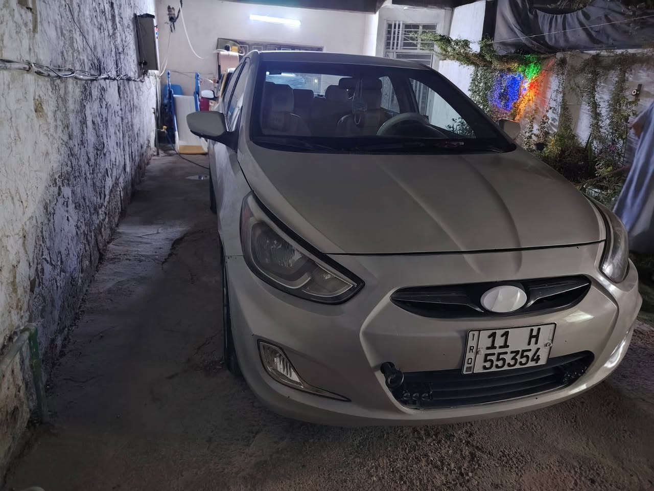 سلام عليكم اكسنت موديل 16 تبريد تدفئه بصمه سياره خير من الله رقم انكليزي مكينه 1600اقتصاديه وسياره مال بيت 
حادثها عندي بلعراق بنص البيبان مال صدر ومعمرات
***********
السعر 93 وبيها مجال بسيط
مكانها بغداد
