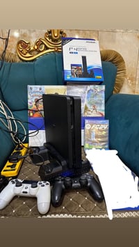 بلي 4 سلم 500جيجا للبيع مع يدتات أصليه وستاند غير مستخدم أبداً فقط محط...