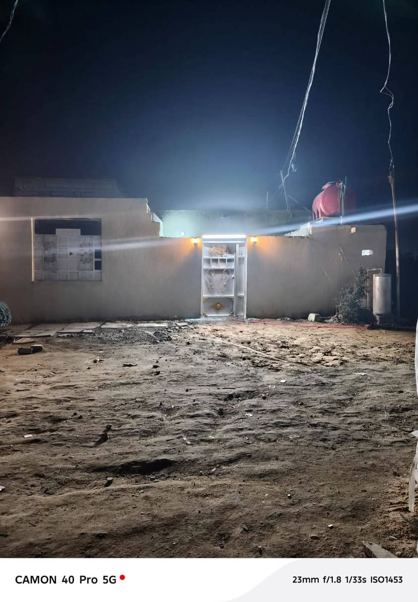 السلام عليكم بيت زراعي مساحته 120كامل خدمات متوفره  متكون من غرفه وصاله ومطبخ وصحيات ومنور ودوانيه كامله بس عوزه سكف وشيلمان موجود وياه   زديناويه خلف مدرسه صفي الدين قرب مجمع بشير  سعره 38وبي مجال بصيط ***********
