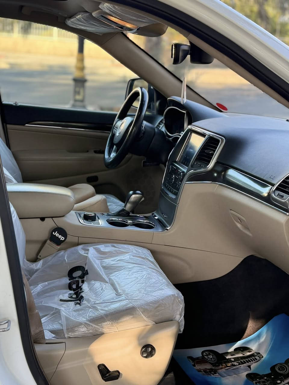 السلام عليكم جيب خليجي للبيع موديل 18  فول مواصفات لمتد بلاس سيارة بسمي  ماشية 118 سيارة بيهة قطعة وحدة تبديل بلادي السيارة كلش نظيفة وجاهزة السعر 23  بيها مجال   الاستفسار على هاذا الرقم  فقط ***********
