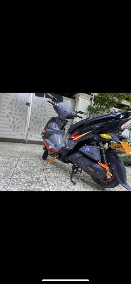 دراجة GTR للبيع 
الدراجة مزودة تزويد خارجي 
المكينة بلادية شرط الفحص والنعومة 
كلجات الأمامي بلادي و الخلفي رياضي بلادي اجه بالدراجة جويتر نوزل باقي السوالف الي متعلقه بالمكينة كلها بلادية وما ملعوب بيها + ظفيرة بلادية زلغ ما بيها شرط الفحص 
شلعة رهيبة تجي وتشوف بعينك 
التزويد الي عليها :
صالنصة بوري عدل واقية كاربون ألياف
قبق فلاوين NCY
قطرة دهن NCY
قطرة اكسل KS
قبق شاصي KS
تعلاكة NCY
قاعده رقم NCY
يدات بريك NCY
كبات كاعيه KS
قفيص صالنصة RGS
فراك بريك رياضي NCY
دبلات خلفي رياضي 
صوندات رياضي مشمشي
ستاند رياضي صفح
براغي رياضي 
تعلاوة دبل رياضي 
 _________
ملاحظة أخرى :
الدراجة كفراتها بلادية ختم واحد ويه المكينة و الدراجة عليها تغليف بعض المناطق وهي : 
السبايدر كاربون فايبر 
الكصه كاربون فايبر 
لزكات بلادية جي تي ار 
ترايش مغلفة لون احمر
اشاير امامي خلفي تغليف 
لون برتقالي فاتح 
مازدة مضلله
قبق كلجات تغليف كلمة YAMAHA فقط 
قبق بانزين تغليف برتقالي
ملاحظة :الكفرات بلادية والترايش والاشاير كلها بلادية بس مغلف جمالية لان الدراجة لونها اسود بالأصل متجي بيها لزكات تريد تشلعه ترجعها بلادي او تخليها بقت يمك + الويالة مصبوغة جمالية 
————-
ملاحظة أخرى الدراجة غراضها البلادية كلها موجودة و تأخذها ويه الدراجة وأوراقها كاملة بيها أوراق مزاد الدراجة و شوكت دخلت والدراجة معتني بيها من كل النواحي من ناحية دهن امزويل و البانزين المحسن 
النواقص الي بيها حساس الصالنصة مكطوع + الرون مالتها شويه صاعد يقره 2 ما اعرف شنو السبب للأمانة 
_______
 السعر : مليون و400الف وبيها مجال للطيبين . مليون وجوه لا تخابرني رجاءا الدراجة تسوه اكثر تجي وتشوفها واهل الخبرة يعرفون سعر المزود 
للاستفسار ***********
العنوان بغداد الشعب
