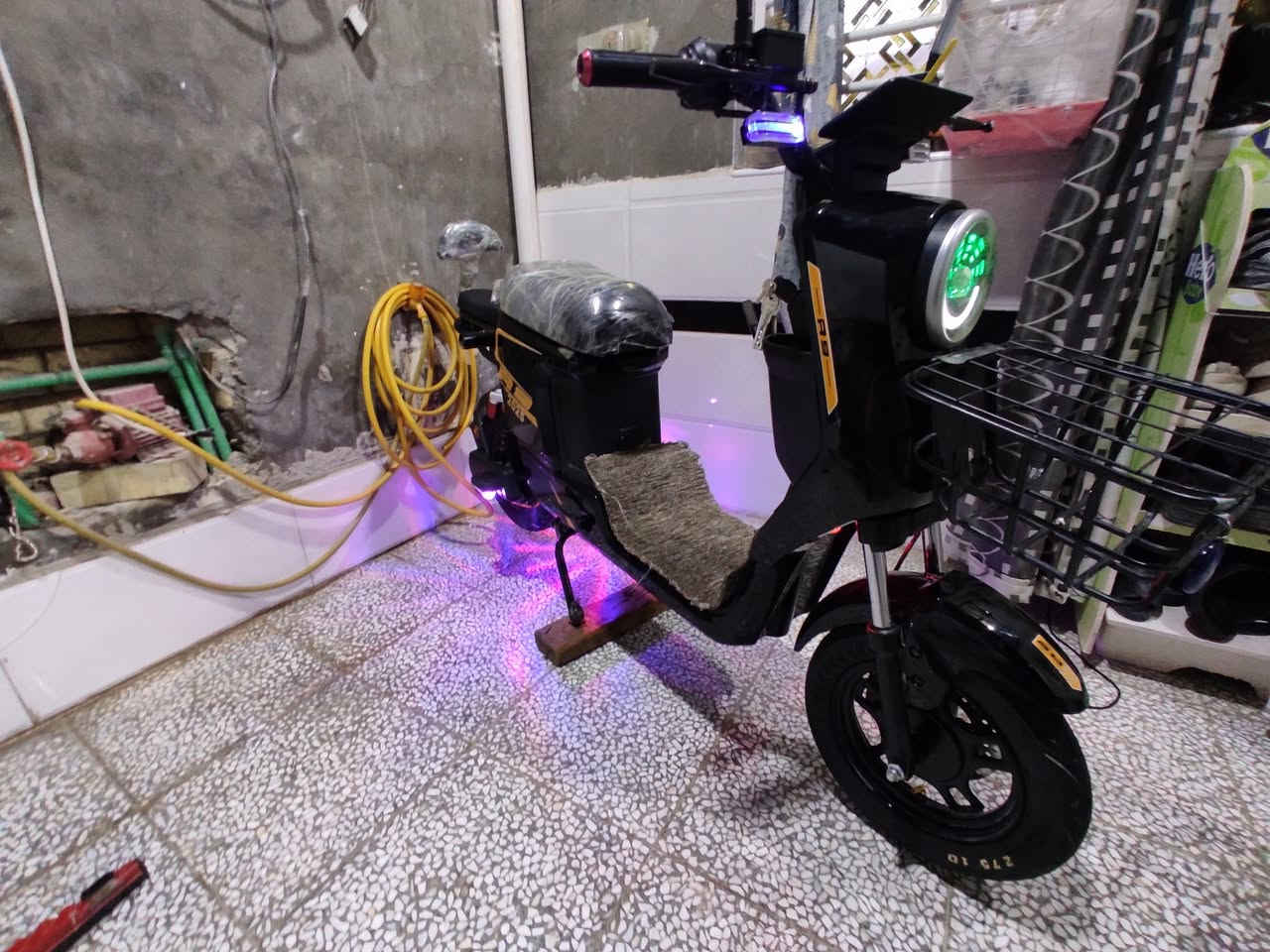 سلام عليكم  دراجة شحن ار 9 مديل 2025 جديده مجلسه وضامه 6بطاريات دبيل على 32فولتيه ملف 1800مزود 
سرعة 80 حقيقي  سعر 460وبيه مجال مكان كوفه حي ميسان  رقم الهاتف ***********
