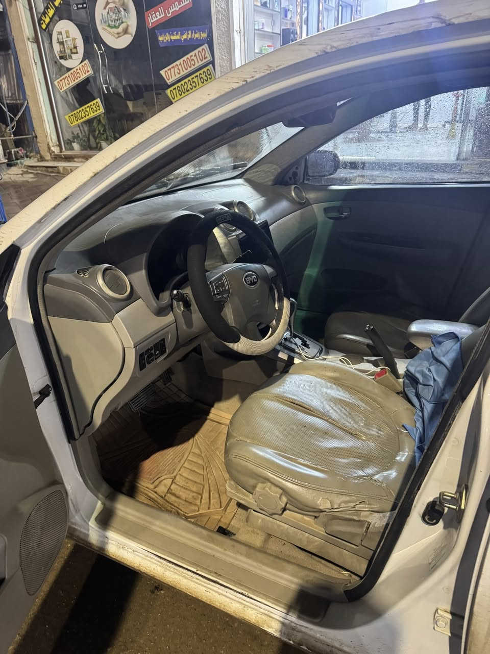 السلام عليكم بي واي دي ٢٠١٣ معروفه مواصفاتها صدرها عوزه ربلات بس كير محرك خير من الله المكينه بيها جبنه بل وجه تنضح دهن قليل التبريد يشتغل عندي بس ذب الغاز مالته من الكبس مال الصونده  بيها طخه بل مكان لي مأشر علي مكانها واسط الكوت السعر ٤٥ وبيها مجال للستفسار ***********
