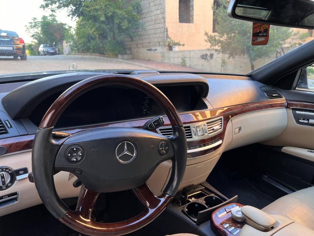 مێرسدیس (S550) مۆدێل ٢٠٠٨ مواسەفات یابانی ، ناو کاڵی سەقف ڕەش
کامل کراوە بە ٢٠١٣ ە
مەکینە V8ی 5.5 لیتر
١٨٥ هەزار رۆشتوە
کامل مواسەفەت جگە لە ڕادار
 تەنها چەمەلەغێک و سەر بۆنیدنی بۆیاخە لەسەر ساغی بۆیاخ کراوە لە دووبەی.
گێر و مەکینە و هەموو شتێکی بە شەرت ، بەێ تەق و ڕەقە هیچ مەسرەفێکی نیە
چوار تایە و دەبڵی تازەی لە ژێرە
***********
*********** حلبجة, السليمانية

