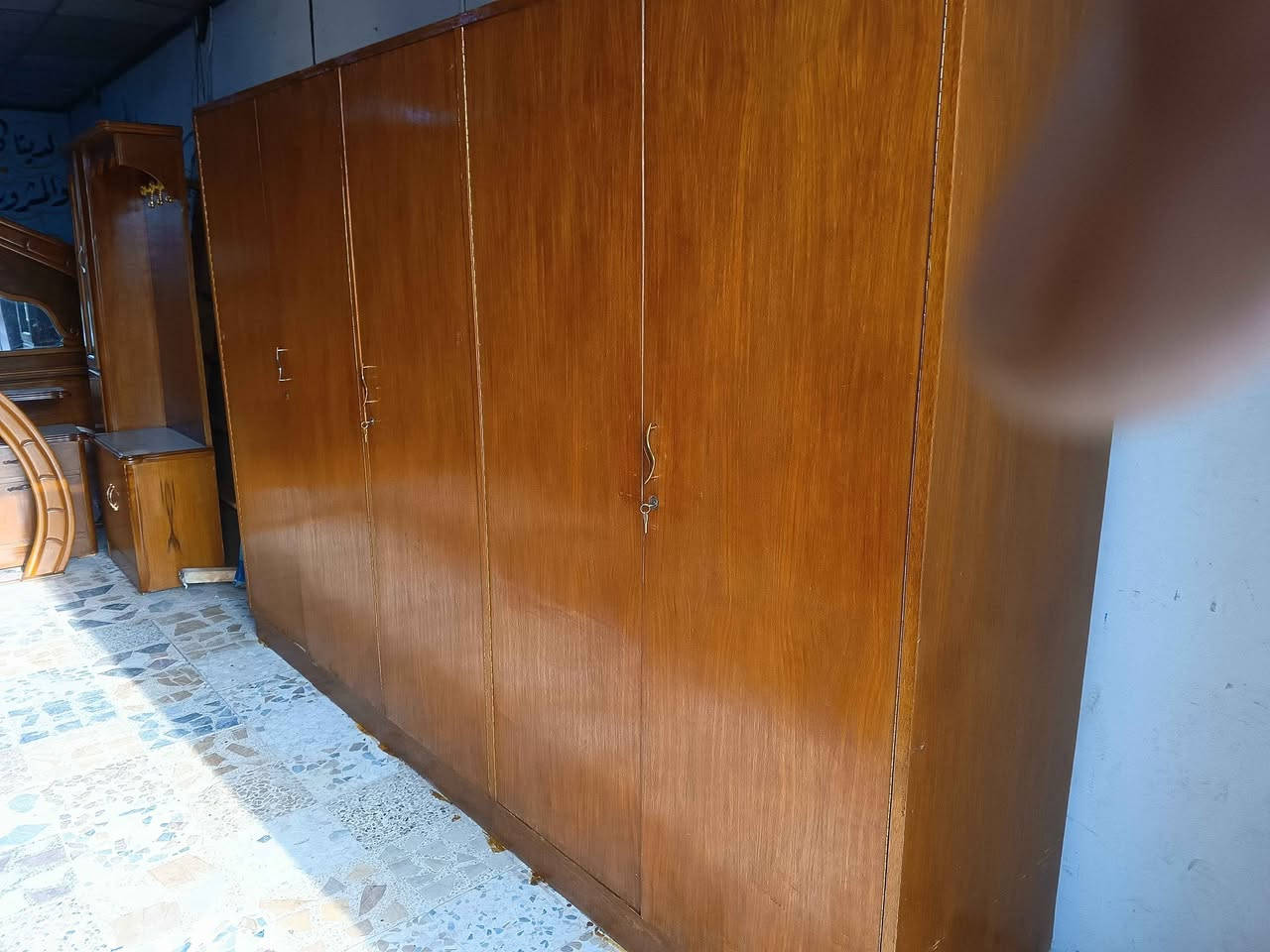 قنصور خمسة أبواب نظيف شغل ثقيل ارتفاع مترين و5 سم السعر175العنوان حي تسعين نهاية حي صدام *********** موصل, نينوى
