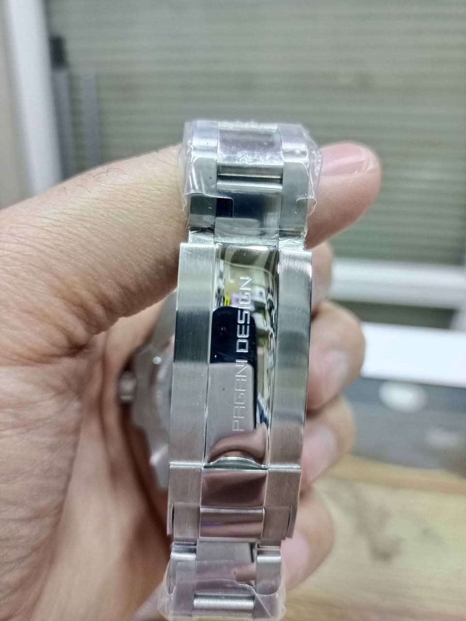 ساعة باجاني ديزاين PD-1662 هي ساعة يد ميكانيكية أوتوماتيكية للرجال طراز GMT. تشتهر هذه الساعة بتصميمها الذي يحاكي طراز "باتمان" (Batman) الشهير من رولكس، والذي يتميز بإطارها الخزفي ثنائي اللون باللونين الأسود والأزرق. 
الميزات والمواصفات:
الحركة: تعمل بحركة أوتوماتيكية يابانية SII NH34A (أو Pearl DG5833GMT في بعض الإصدارات)، وتتميز بوظيفة المنطقة الزمنية المزدوجة (GMT).
المواد: مصنوعة من الفولاذ المقاوم للصدأ بدرجة 316L، مع زجاج ياقوتي مقاوم للخدش.
مقاومة الماء: مقاومة للماء حتى عمق 100 متر (10 بار)، مما يجعلها مناسبة للسباحة والرياضات المائية السطحية، ولكن ليس للغوص.
المينا والإطار:
قطر العلبة 40 ملم. أربيل, العراق


**إذا كنت صاحب هذا الإعلان وتريد حذفه لأي سبب، رجاءا أرسل رسالة إلى الدعم الفني**