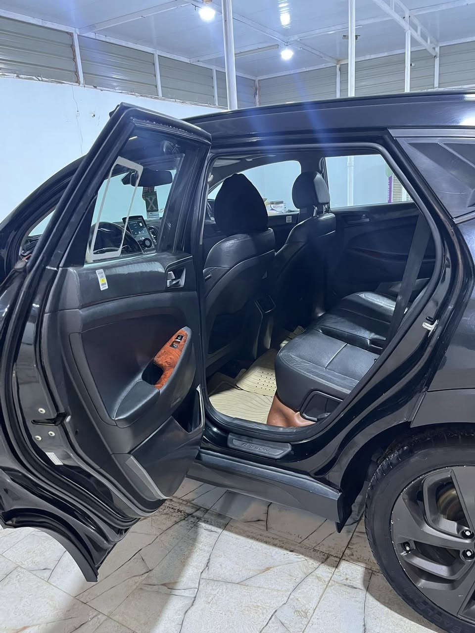 بسم الله الرحمن الرحيم
توسان 2016 امريكي 
محرك 1600 تيربو 
فول موصفات 
داخله كلين 
بيها بارد بسيط بالباب 
وبالبنيد اثر طعج 

ب 145 $ وبيها مجال 
***********
