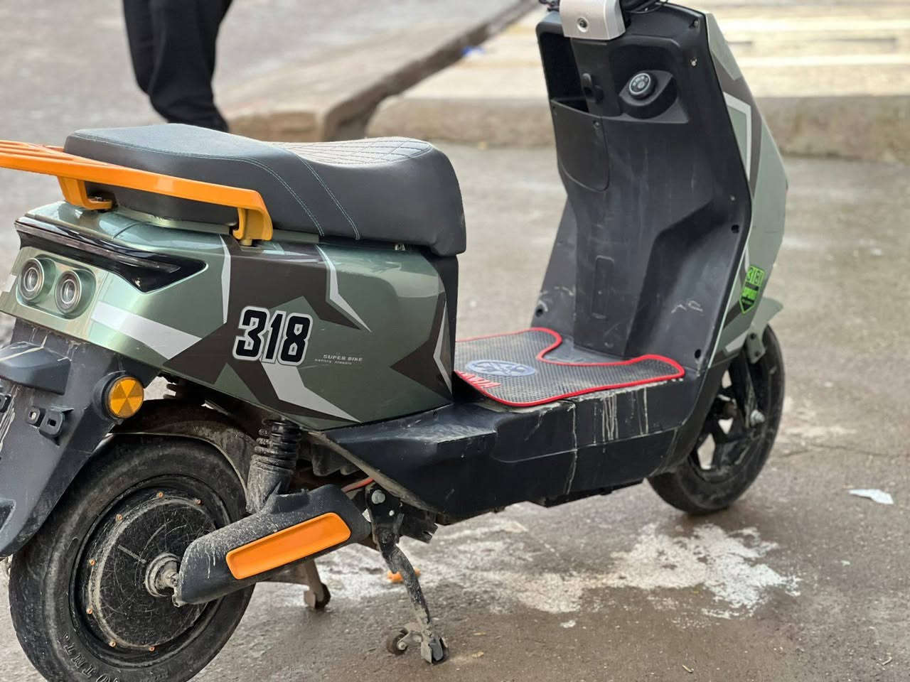 ماطور شحن للبيع 318
المواصفات 
6 باتريات دبل 
السرعه 99 حقيقي من 60 إلى 70 كيلو 
نظام بك R 
بريكات دسك هيدروليك امامي او خلفي
4 نمر
الشحنه الوحده اتمشيك اكثر من 40 كليو 
السعر 575 وبي مجال
***********
للاستفسار واتساب
