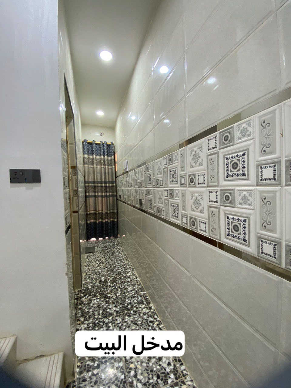 السلام عليكم دار للبيع بناء جديد 2024  المساحه 100مسلح طابقين في منطقه الغرير بفرع دلاليه ابو عمار القريشي   يحتوي على 3غرف نوم ومطبخ حار ومطبخ بارد و2حمام واستقبال والمنطقه كامله الخدمات ماء جديد ومجاري جديده والشارع صب جديد  وباقي التفاصيل موجوده بلصور  السعر 110 مليون وبي مجال بسيط رقمي ***********
