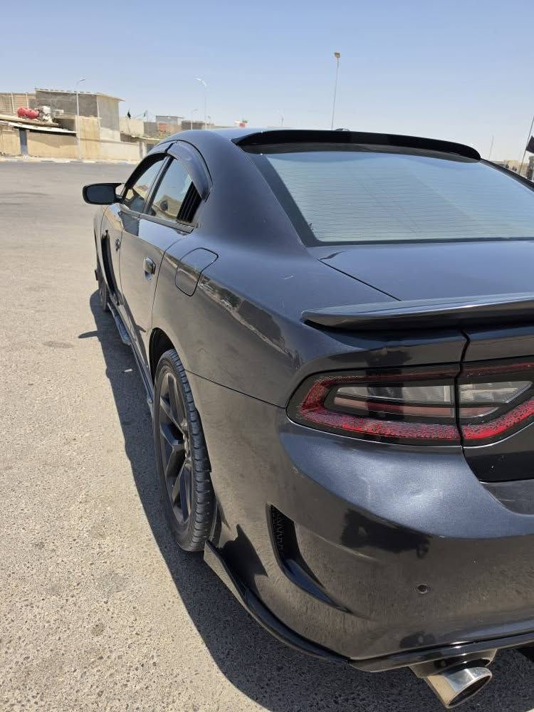 السلام عليكم..
دودج تشارجر SXT Plus موديل 2019
السيارة استخدام شخصي، معتني بيها ومصروف عليها، جاهزة ما ناقصها أي شي.

المواصفات والإضافات:

كت SRT رياضي كامل (دعاميات أمامي وخلفي، دفيوزر، كزوز رياضي، لحية دعامية، وسكوب أبواب، حزام امان مطقم)
ستيرن رياضي كاربون فايبر
شاشة كبيرة
ويل كب حجم 20
مكينة 6 سلندر مكفولة من الفتح والتبخير
الكير مبدل
ماشية 115,000 كم (قابل للزيادة)
السيارة وارد أمريكي، حادثها جداً بسيط بالويل فقط (الصورة موجودة بالمنشور)
السيارة "ليبل واحد"، لا فتح ولا تعمير وكلشي بيها بلادي ما عدا صبغ بالصندوق إثر طخة "ستوتة" بسيطة هنا بالعراق
السيارة باسمي وسنويتها منتهية قبل شهرين.

السعر: 195 ورقة  (وبيها مجال بسيط)

المكان: البصرة

للتواصل: *********** الزبير, البصرة
