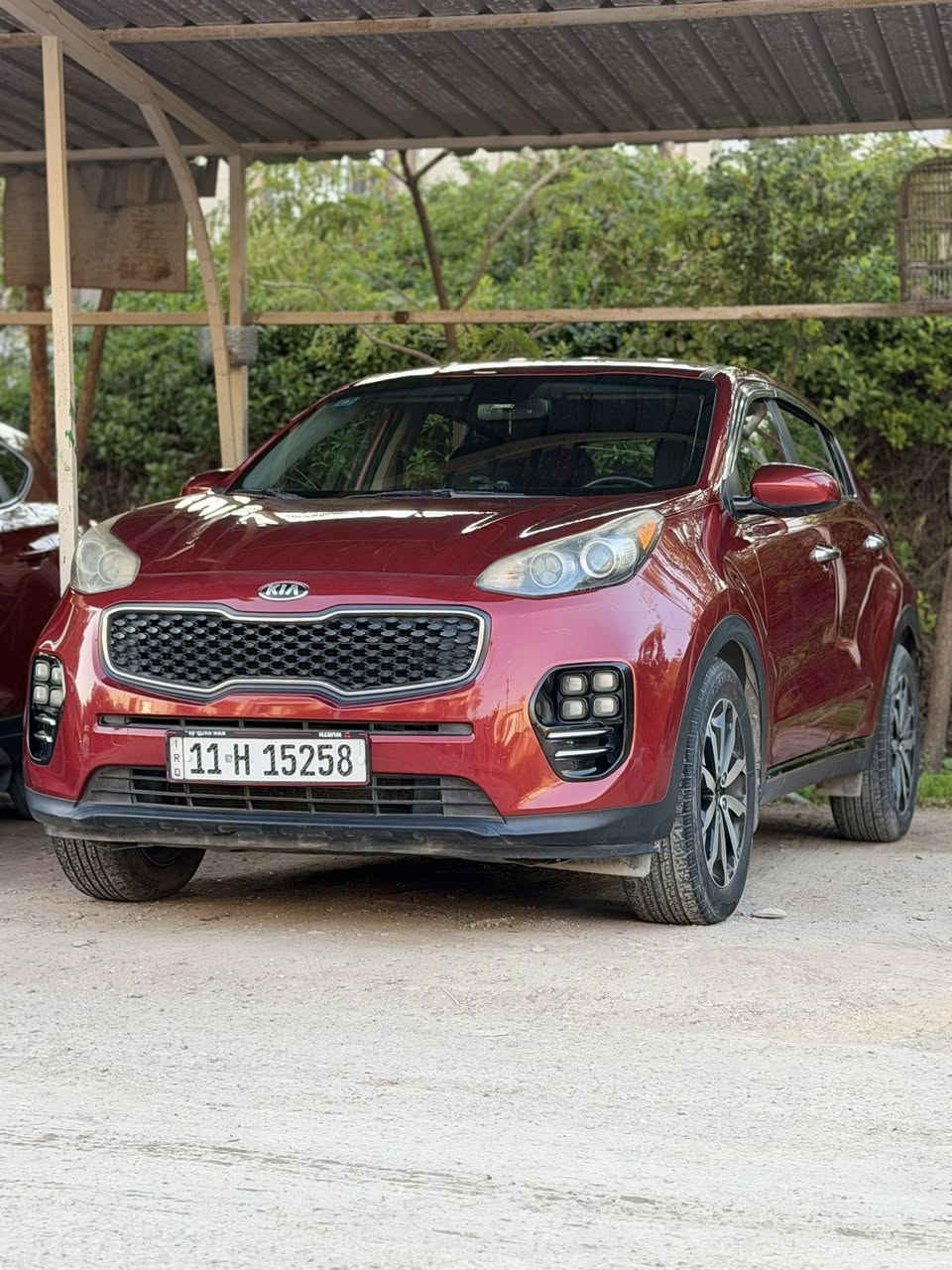 كيا سبورتج 2017 وارد امريكي 
محرك 2400 GDI 
حادثها مثل ما موضح بالصور بابين عكس السايق مصلح ومصبوغ نفسة - وبارد بالصندوك -البجم كبس 
بيها رصعة بالقمارة مثل ما موضح بالصور 
ماشية 92.300 ميل 
مواصفات عادية شاشة صغيرة وكامرة 
السياره ع ايدي صارلها 6 سنوات نظيفة افولها كله محسن ودهن درجة اولى مناقصها شي 
السعر 145 ورقة وبيها مجال 
مكاني بغداد اليرموك للاستفسار 
***********
