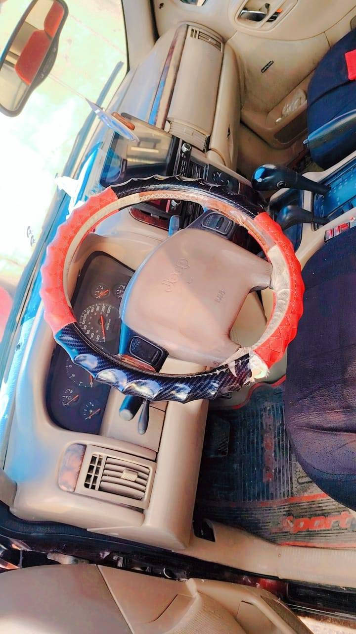 جيب جراند شيروكي امريكي موديل2000 5راكب المحرك 3.6 المحرك خير من الله الكهربايات بلاديه  كشنات جلد بلادي شاشه لمس كامره خلفيه السعر 50 التواصل ***********/***********
