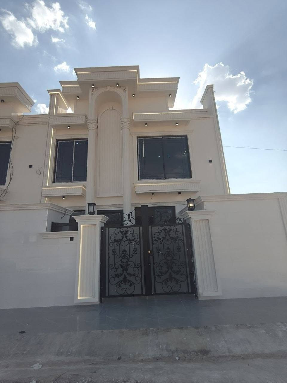 🔸سند طابو يتسجل بإسم اي عراقي

📍أربيل-بيت للبيع 8حساروك 
قرب شارع كورنيش ع شارع 15M

➖مساحة 100M طابقين مربع
يتكون⤵️
➖4غرف نوم 
➖استقبال-صاله-مطبخ-مجموعه صحيات-كراج

للإستفسار:***********
