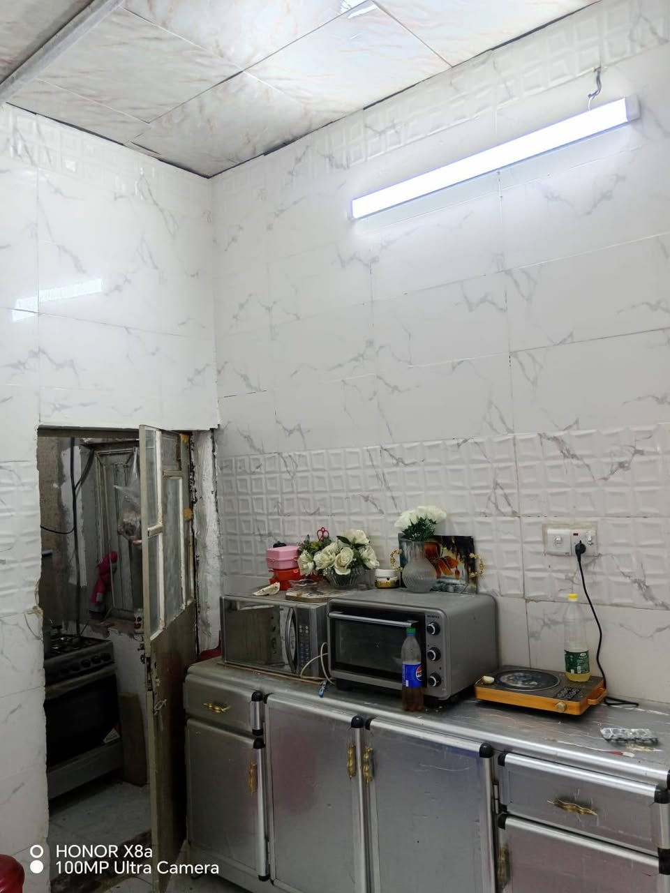 اسلام عليكم بيت للبيع مساحة ١٠٠ بمجمع فدك بجهة الرئاسة قريب شارع العام مشمول بقرار تمليك محتوياته غرفتين نوم صاله استقبال صحيات السعر ٣٩ وبي مجال قليل ***********
