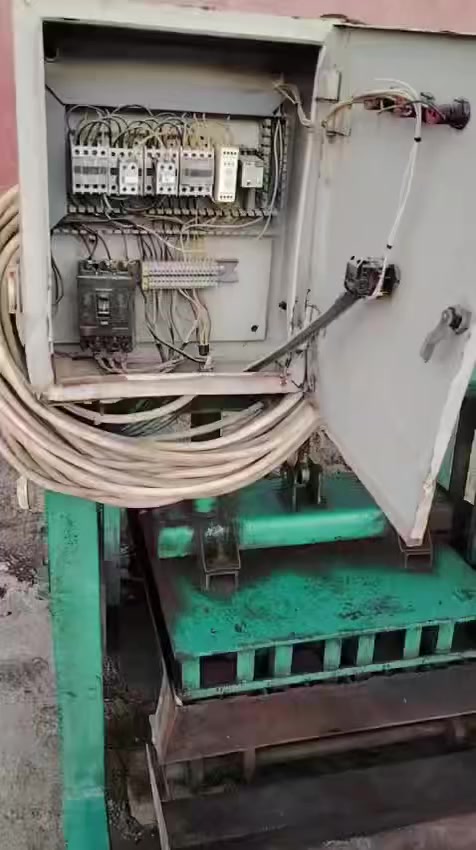 مكينة بلوك كهربائية قالب 8 بلوكات بالگصة الوحده الاتصال أو واتساب على ***********
