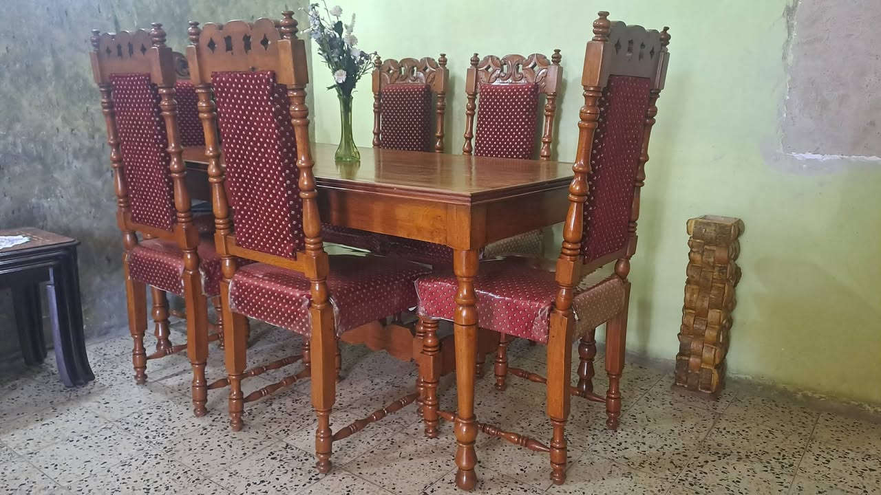 ميز طعام كراسي خشب صاج بورمي شغل نقش يدوي عراقي قديم نظيف جدا بدون اي ضرر مكانه بغداد الاتصال ***********

