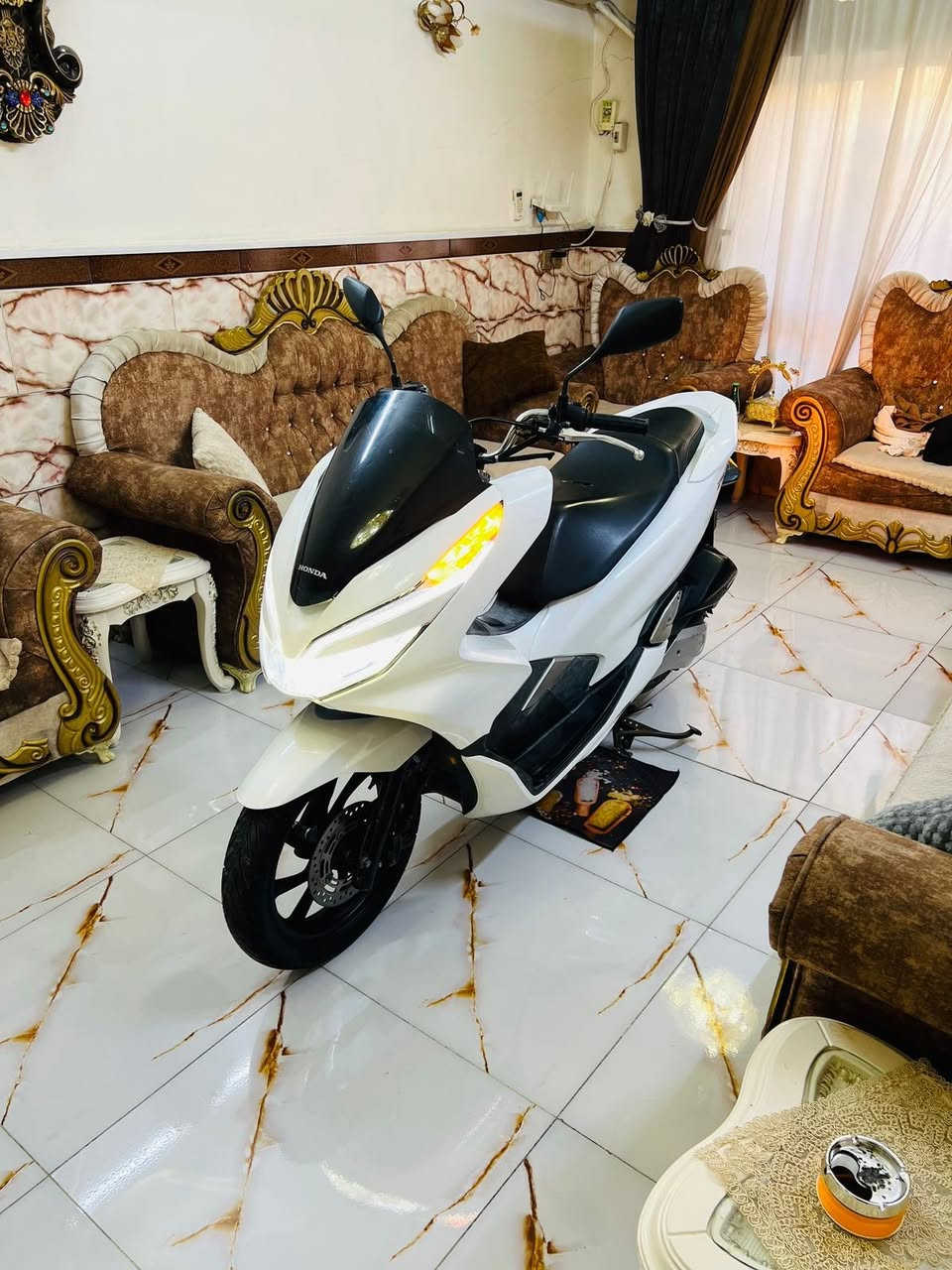 السلام عليكم دراجه PCX ياباني الجيل الثالث للبيع مكينه 150 حساس ازدحام بصمة دكمتين ياباني الاصلي دراجه مكفولة كفاله عامه مال جناي مكينه برغي ممفتوح بيه شلعه معدل فول ماشي 1000 حقيقي السعر مليون 950 بيه مجال بسيط عنواني بغداد للاستفسار ***********
