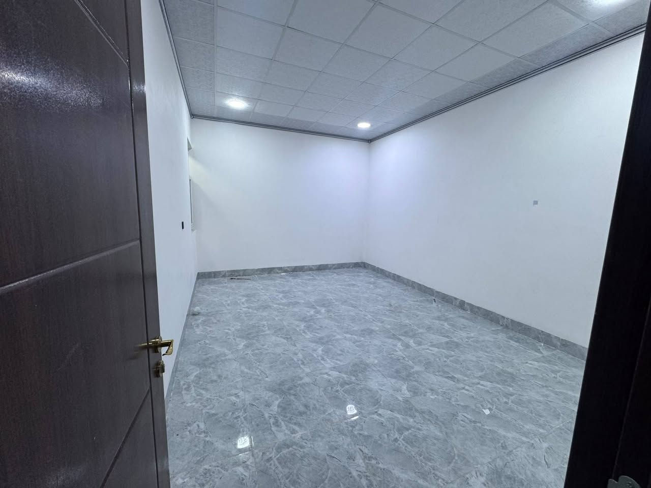 سلام عليكم ورحمة الله وبركاته
بيت للايجار للايجار 
بيت ارضي معزول من كل شي من الماي والكهرباء 
البيت١٥٠متر 
منطقه حي المزارع أولى قرب جامع القادر
غرف نوم وحده
هول واستقبال ومطبخ
وخدمات وكراج سياره
للإستفسار الهاتف
*********** واتساب
***********
مكتب ارض اليسر
