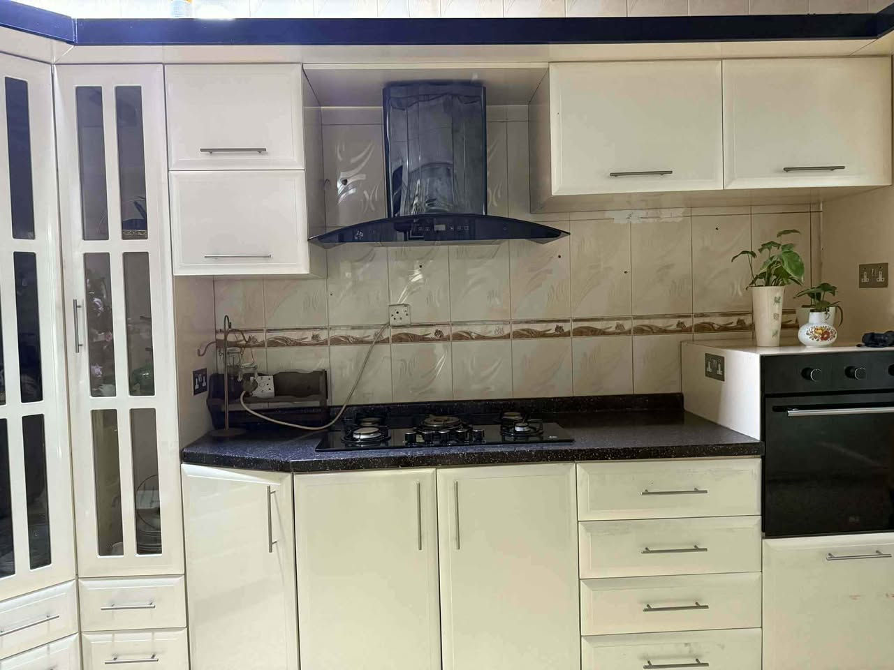 كاونتر مطبخ خشب الماني نوعية ممتازة تكلفة 45ورقة نظيف جدا مع طباخ ومرشحة واوفن بلتن وغسالة صحون بلتن مغلفة بنفس الخشب 
١٩٦ قياس سنك       متر في متر قياس زاوية     ٢٥٠ قياس طباخ    ١ متر قياس ثلاجة  ٢٣٠ عمودي🌹🌹🌹🌹
السعر، مليون 650الف 🔥🔥🔥
التواصل عالرقم حي السماح 
***********🌿🌿🌿🌿 موصل, نينوى
