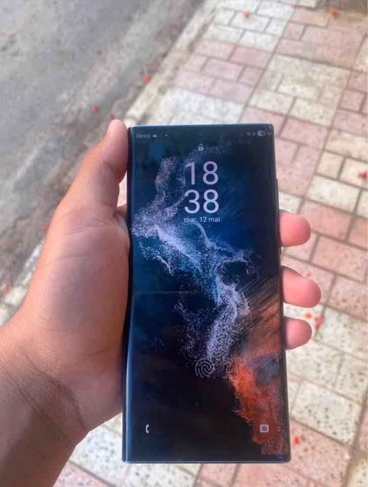 عندي S 22 Ultra ومرتبة 
ذاكرة 256 سعرة ب230 
*********** متواجد على الواتساب
