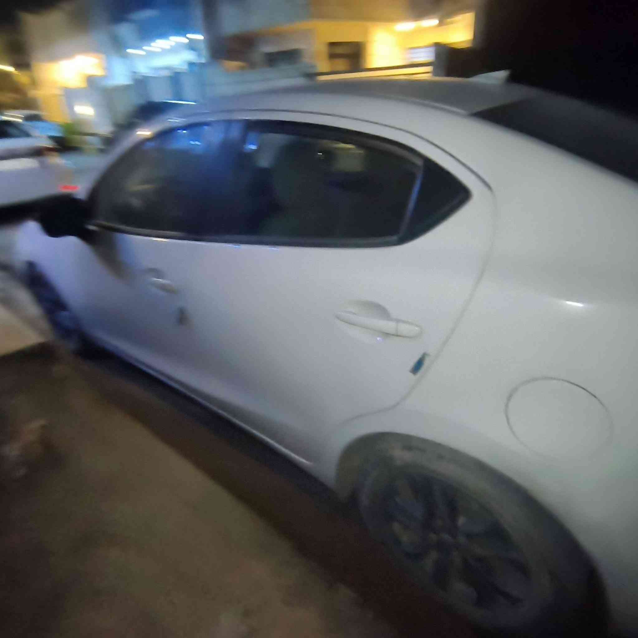 يارس ia وارد امريكي موديل ٢٠١٩
حادثها جاملغ وباب الامامي جهه الصدر مبدل نفس اللون بدون صبغ
بيها نواقص صدر رواجز وفريز 
سعرها ٩٨ وبيها مجال 
للاستفسار ***********
