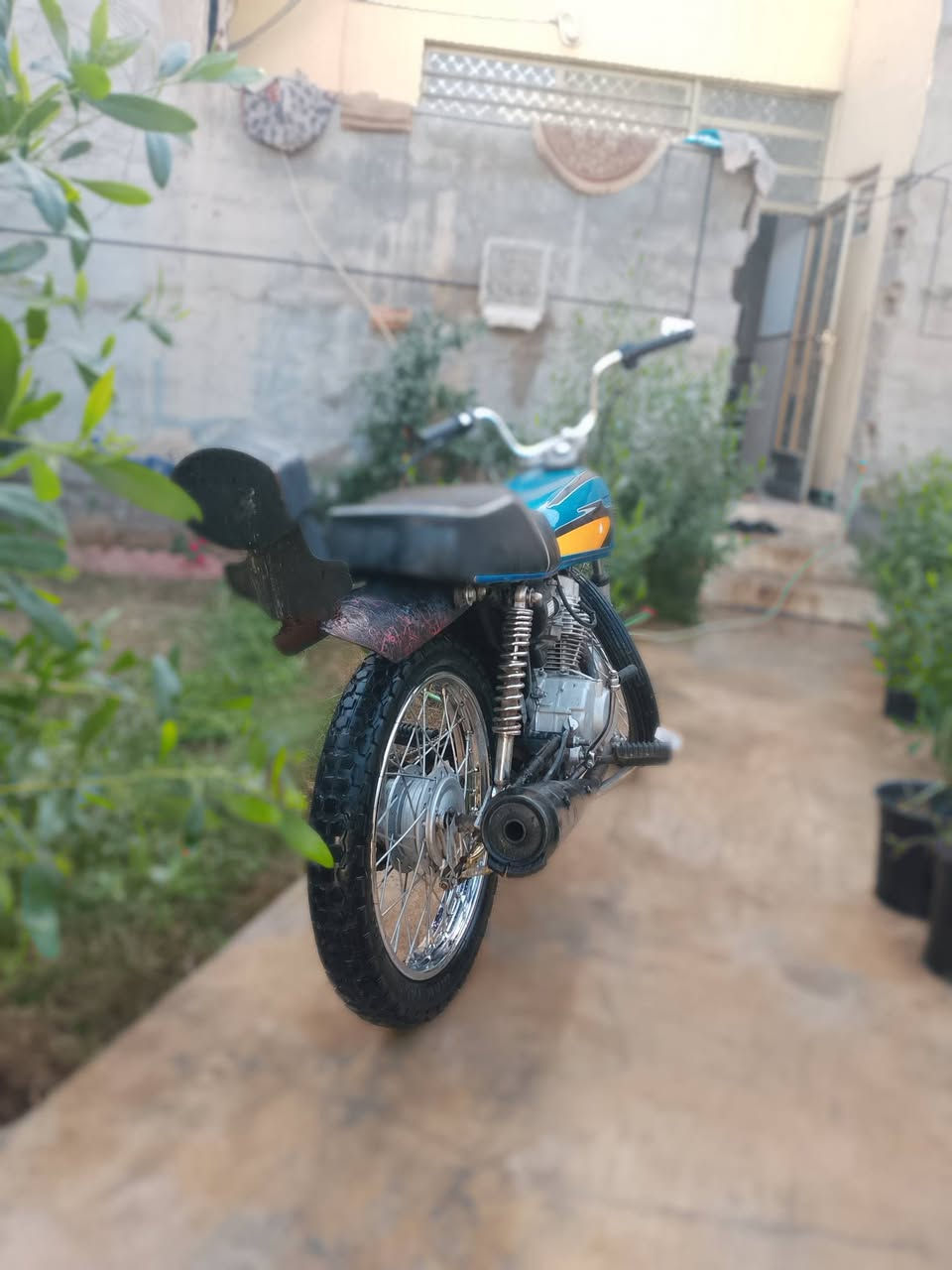 سلام عليكم دراجه للبيع الدراجه حلوه ومكينته ناعمه السعر ٣٠٠ وبيه مجال الطيبين العنوان ديالى بعقوبة الوثبه الرقم ***********
