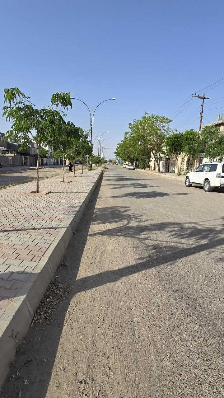 دار للبيع [ رقم قطعه ومقاطعه] 

معامله تمليك كامله 

فرصة ذهبية لامتلاك منزل يجمع بين الموقع الحيوي والتصميم المتكامل، يقع في أجمل مناطق بلد - الجمعية الثالثة، مباشرة على حولي السايدين (مجاور أسواق ماما اشتريلي)، مما يجعله من أكثر المواقع حيوية وسهولة في الوصول.

بناء طابوق 

📍  المساحة: 285 

المميزة: موقع استراتيجي جداً وقريب من كافة الخدمات التجارية والسكنية.

🧱 تفاصيل الطابق الأول:

الاستقبال: مساحة واسعة لاستقبال الضيوف.

المطبخ: نظام (حار / بارد) بتصميم عصري.

النوم: غرفتان نوم مع منور لضمان التهوية والإضاءة الطبيعية.

: صالة كبيرة + مجمع صحيات متكامل.

الخارجي: حديقة كبيرة + طرمة واسعة + حديقة مجاورة متصلة بالبيت تضيف خصوصية ومساحة خضراء إضافية.

💤 تفاصيل الطابق الثاني:

الجناح الخاص: غرفة نوم بنظام "سويت" (مجمع صحيات داخلي).

الصالة: صالة كبيرة إضافية تصلح كغرفة معيشة ثانية.

الأسطح: يحتوي البيت على سطحيْن:

سطح أول مهيأ تماماً لبناء غرفة إضافية مستقبلاً.

سطح ثاني بمساحة كبيرة.

البيت ليس مجرد سكن، بل هو استثمار ناجح بفضل موقعه على الحولي ومساحاته المفتوحة (الحدائق) التي نادراً ما تجدها في هكذا مواقع 

📞 للتواصل والاستفسار:

[***********]
