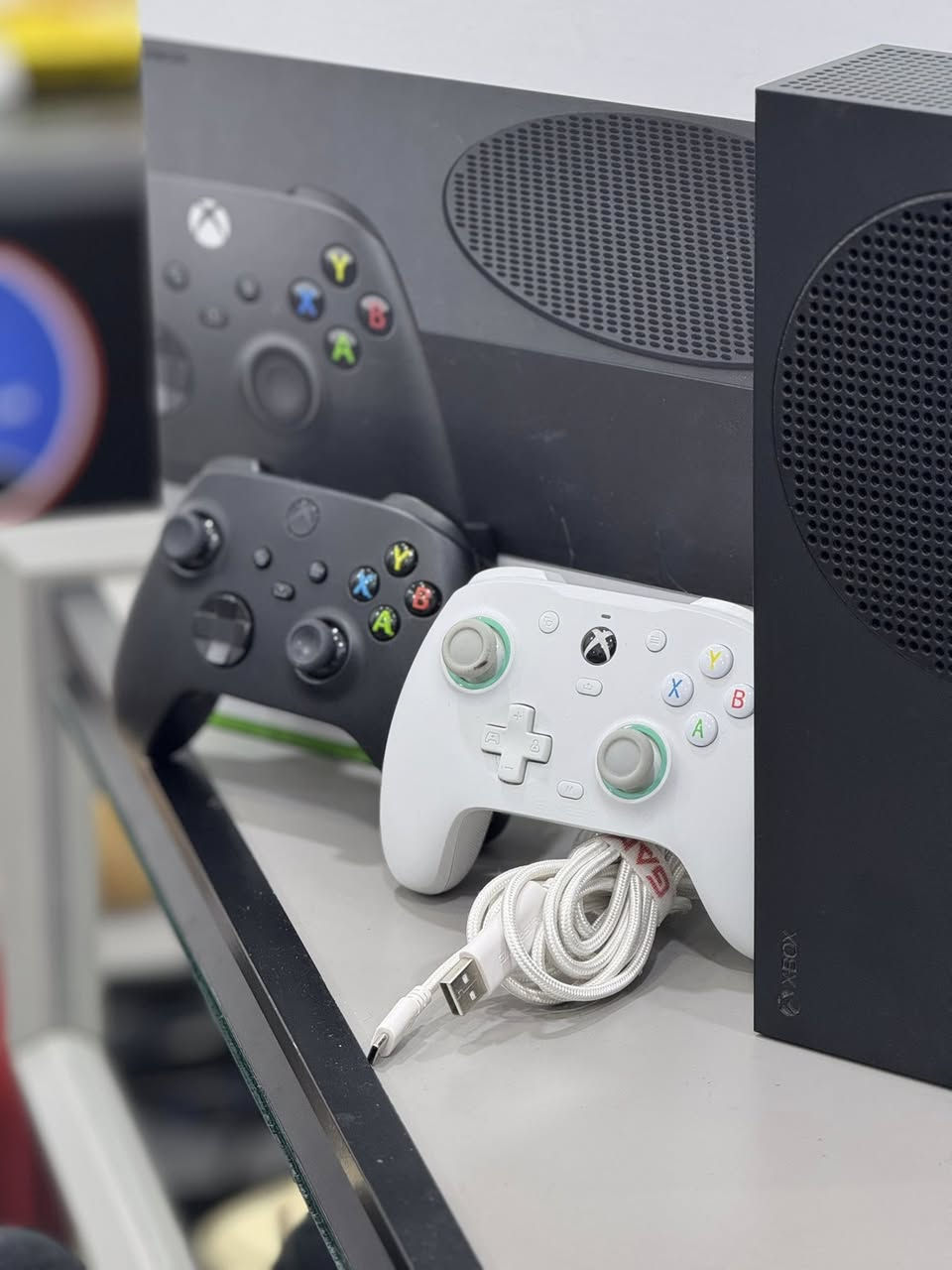 اكس بوكس سيرس S 
1TB
جهاز استعمال جدا قليل 
كيم باص فعال بي بعدلة 4 اشهر 
يدة اضافية واير سعرهة 50 الف
9 لعبات بي كلهن وية الجهاز مشتريهن 
السعر 500 الف قفل مابي اي مجال
