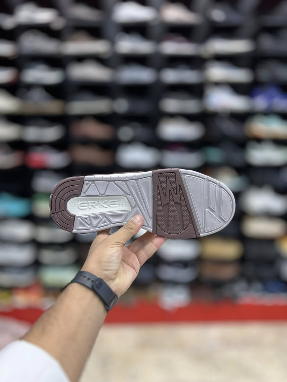 ماركة ERKE
وزن خفيف 
قياس 43
العنوآن نجف ملحق الروان 
توصيل 🚚 محافظات 6 داخل النجف3 
*********** واتساب
