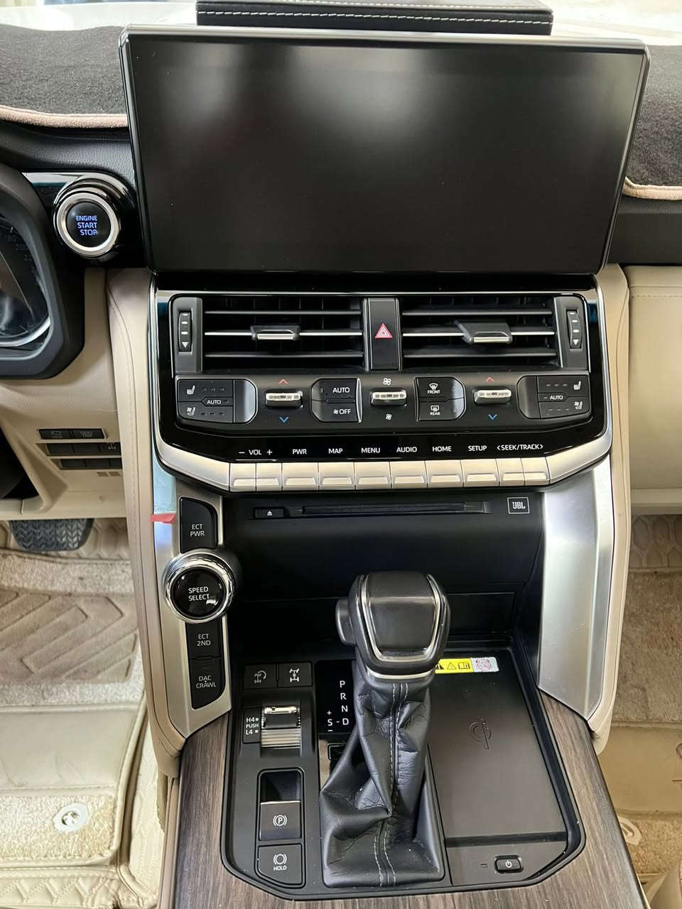 سلام عليكم ورحمة الله وبركاته
لاندكروزر 2024 بريم اصل 
ماشية 17الف 
رقم بغداد مواصفات vx معروفة واضحة 
سيارة كفالة عامة من كلشي عده تكحيل شي جداً جداً بسيط بل باب شعرايه 
استفسار *********** 
السعر 770 يعني 7 دفاتر و 70 ورقة 
مكان السيارة بغداد
