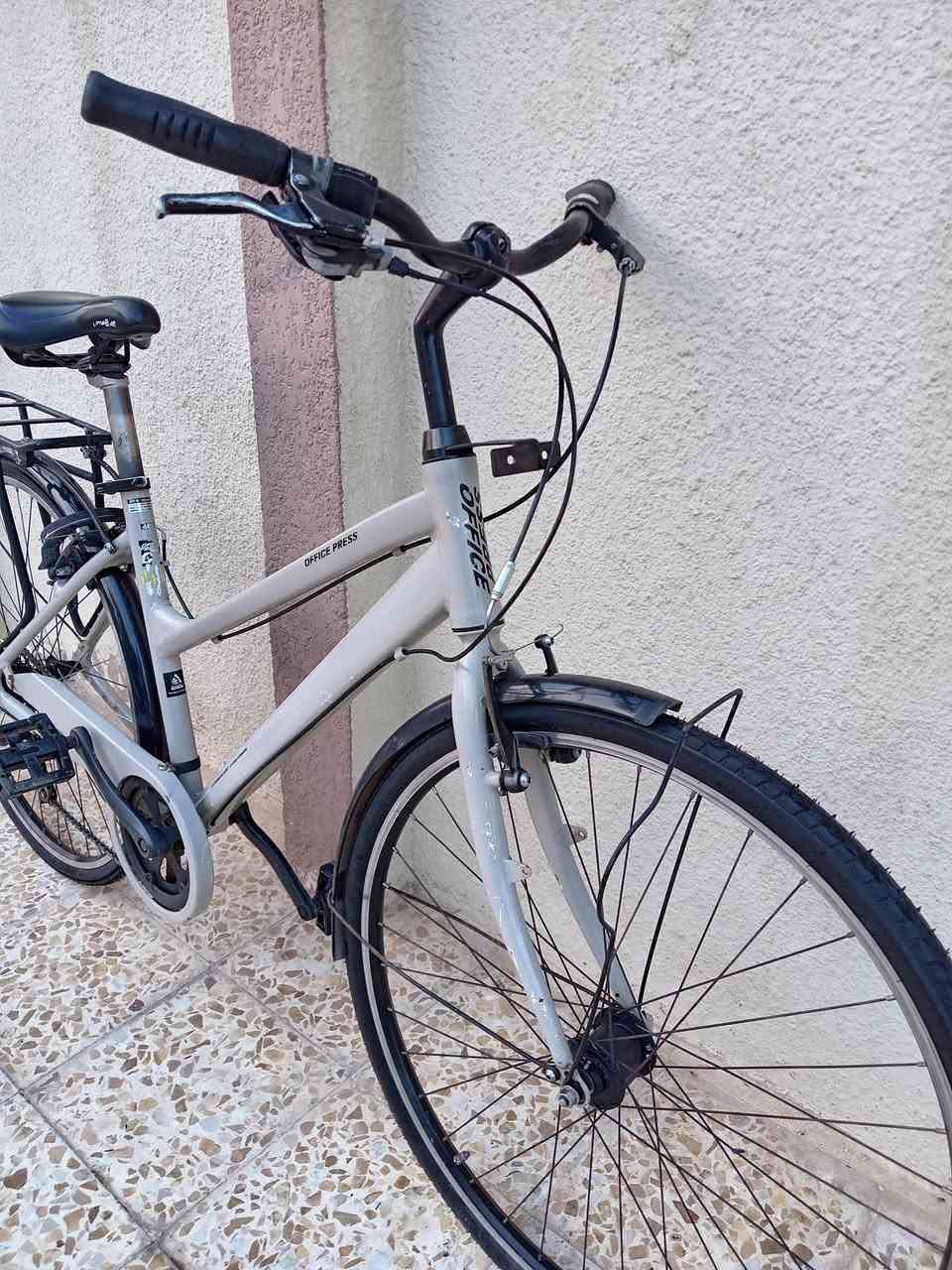 سلام عليكم 
دراجه #ترحال ماركة #OFFICE_PRESS اوفيس بريس

ماركه عالميه غنيه عن التعريف صنع ياباني اصلي 🇯🇵
حجم 28 (C700) قياس 46 ...لون مميز 
فول المنيوم لشه مضلع حديث ...
تصميم انسيابي و عصري موديل 2021
سستم شيمانو تورني ..بدالات 7X1 #شاشه حديث
وياله طبقتين مصممه لتحمل الاوزان والطسات
سيبايه #MAX مصممه للترحال وتحمل الاوزان ...
قفل بلادي اصلي
دراجه كامله وجاهزه 100٪

#المكان_موصل جانب الايسر....السعر  (180)
#يوجد_توصيل_محافظات


**إذا كنت صاحب هذا الإعلان وتريد حذفه لأي سبب، رجاءا أرسل رسالة إلى الدعم الفني**