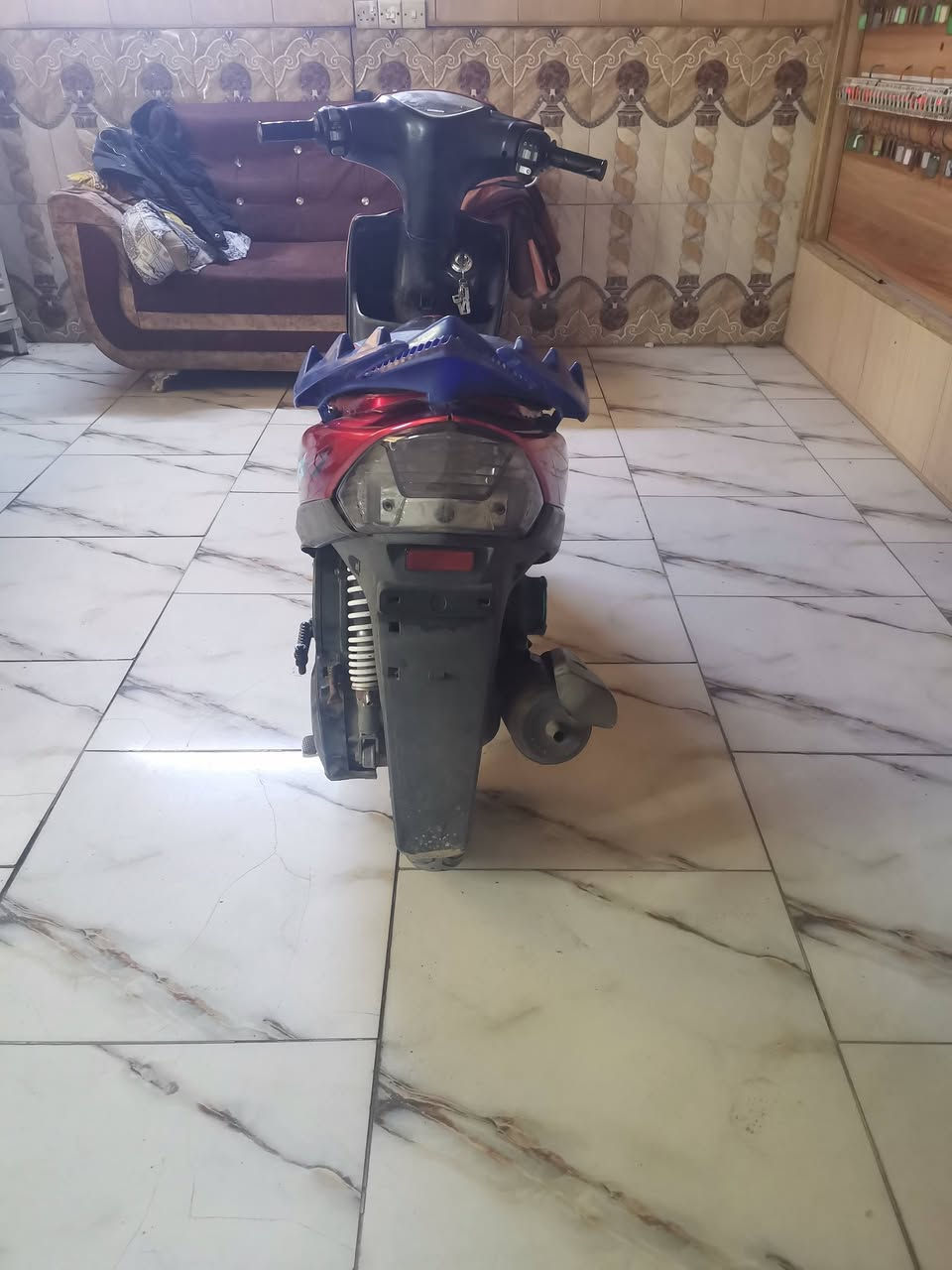 السلام عليكم دراجه ماكس عدلة سرعه١٢٠ للبيع الدراجه شلعه ومعدل مكينه أبلاد 49 كهربائياته كله شغاله نكره سلف وهندر بكل وكت و غراضه كله موجودة بس شالعهن السعر٥٥٠ الرقم ***********
