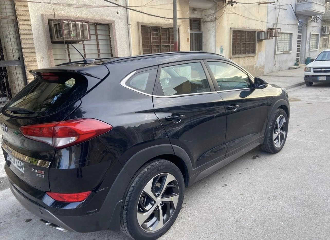 السلام عليكم عندي توسان 2017 خليجي السيارة كفاله من الضربه عدا جاملغ صبغ بدون دواخل سيارة جديده بمعنى الكلمه تحويل وكاله مجاني السيارة فول مواصفات 1/1 
محرك 2400
فور ويل 
بصمة 
بانوراما 
كشنات جلد 
حساسات 
شاشه
كاميرا 
وباقي المواصفات المعروفه للفول 
مكانها بغداد
السسسسعر 157$
للاتصال ***********
