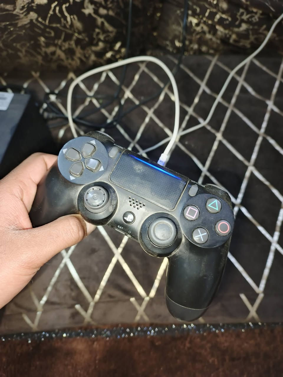 سلام عليكم بلي 4 سلم مهكر نظام 11 +ذاكرة ون تيرا جهاز نضيف ما مفتوح لوك ستيكر مستعمل اقل من 5 اشهر مع يو بي اس850 فالكون مع جويستك اصلي واحد مع 14 لعبة قوية 
1-اساسن كريد اوديسي
2-بلاك اوبس 6
3-بلاك اوبس3
4-بيس ٢٦
5-غوست اوف تسوشيما
6-هيتمان 
7-بيس 18
8-رزدنت ايفل 2ريميك
9-رزدنت ايفل 4ريميك
10-رزدنت ايفل7
11-لعبة السنة ذا ويتشر
12-گوست ريكون
13-ايام مضت
14-سبايدر مان مايلز
عنواني موصل جانب ايسر حي الزهراء 
للتواصل خاص او رقمي واتساب
*********** السعر ٣٠٠ وبي مجال
