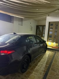 تيوتا كورلا موديل 24  لون إسمنتي   مواصفات LE  ماشيه 37 الف وقابل للزي...