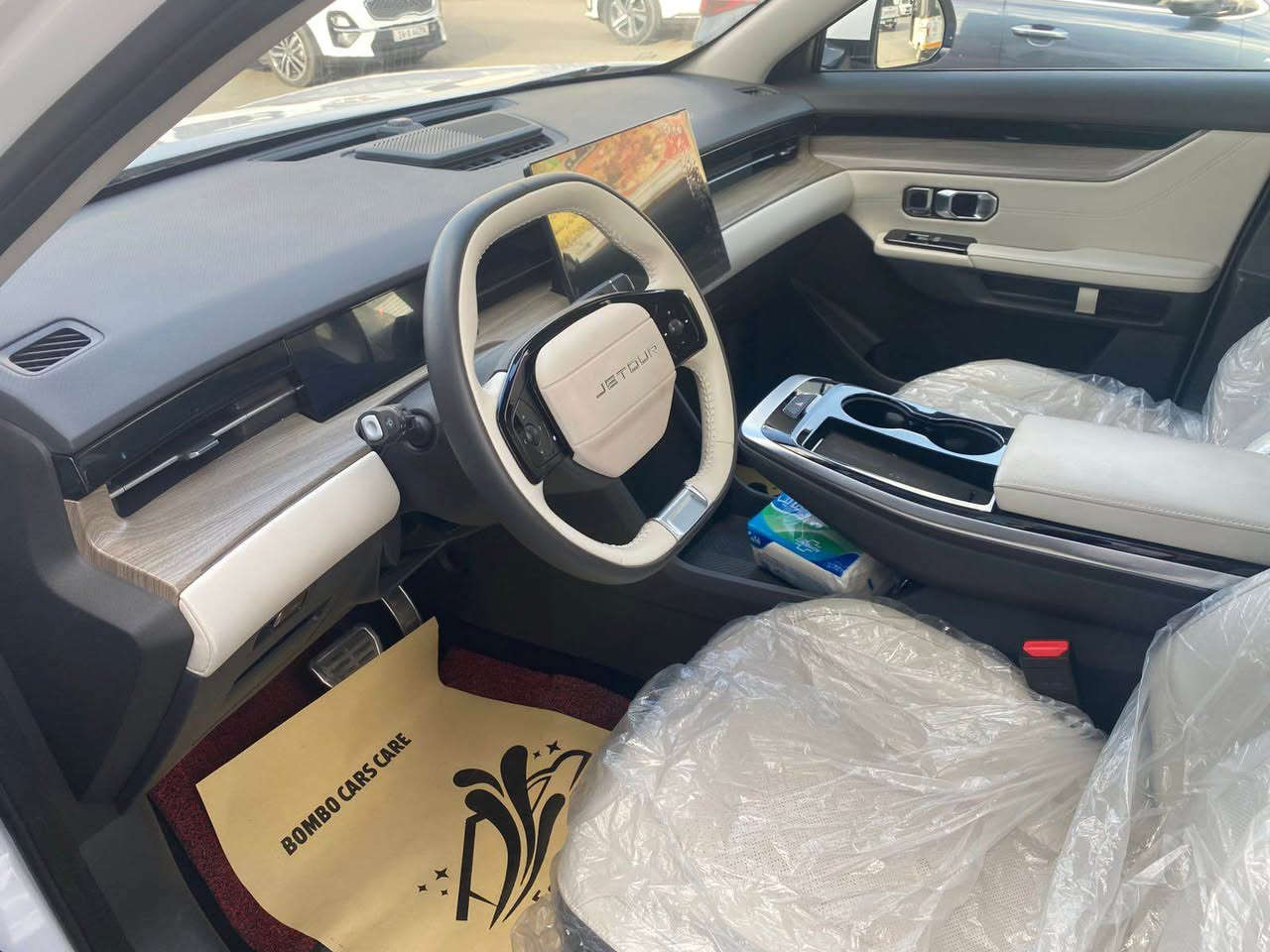 � جيتور داشنج 2025  فول مواصفات Luxury  لاكجري
لون ابيض صدفي 

 الموديل: 2025
ماشيه 3500 بعده زيرو
 الدفع: أمامي
 الكير: 7 نمر دبل كلتش (7DCT)
 المحرك: 1600 تيربو قوي واقتصادي

المواصفات الكاملة:
 تشغيل ودخول ذكي (Keyless Entry & Start)
 تشغيل عن بُعد (Remote Start)
 شاشة وسطية عملاقة
 عدادات رقمية بالكامل
 Apple CarPlay + Android Auto
 نظام ملاحة (GPS)
 كاميرات 540 درجة عالية الدقة
 حساسات أمامية وخلفية
 نظام مراقبة ضغط الإطارات (TPMS)
 مكيف أوتوماتيك ثنائي المناطق
 فتحات تكييف خلفية
 شحن لاسلكي للموبايل
 منظومة صوتية سوني متعددة السماعات
 كراسي جلد فخمة
 كراسي أمامية كهربائية
 تبريد وتسخين للمقاعد الأمامية
 ذاكرة مقاعد
 إضاءة داخلية محيطية (Ambient Light)
 إضاءة ترحيبية عند فتح الأبواب
 سقف بانوراما واسع
 إضاءة LED كاملة (أمامي + خلفي)
 مرايات جانبية كهربائية مع تسخين وطي أوتوماتيكي
 شنطة خلفية كهربائية ببصمة
أنظمة الأمان ومساعدة السائق:
 مثبت سرعة ذكي + تحكم كامل بالمقود
 نظام التحذير عند مغادرة المسار
 نظام التنبيه من التصادم الأمامي
 نظام تحذير النقطة العمياء (Blind Spot) 
 نظام الثبات الإلكتروني ومنع الانزلاق (ESP + TCS)
 ABS + EBD + BA
 فرامل توقف إلكترونية + Auto Hold
  (HHC + HDC)
 6 وسائد هوائية
بعد هواي موصفات بيه

0772 660 4025 البصرة, العراق
