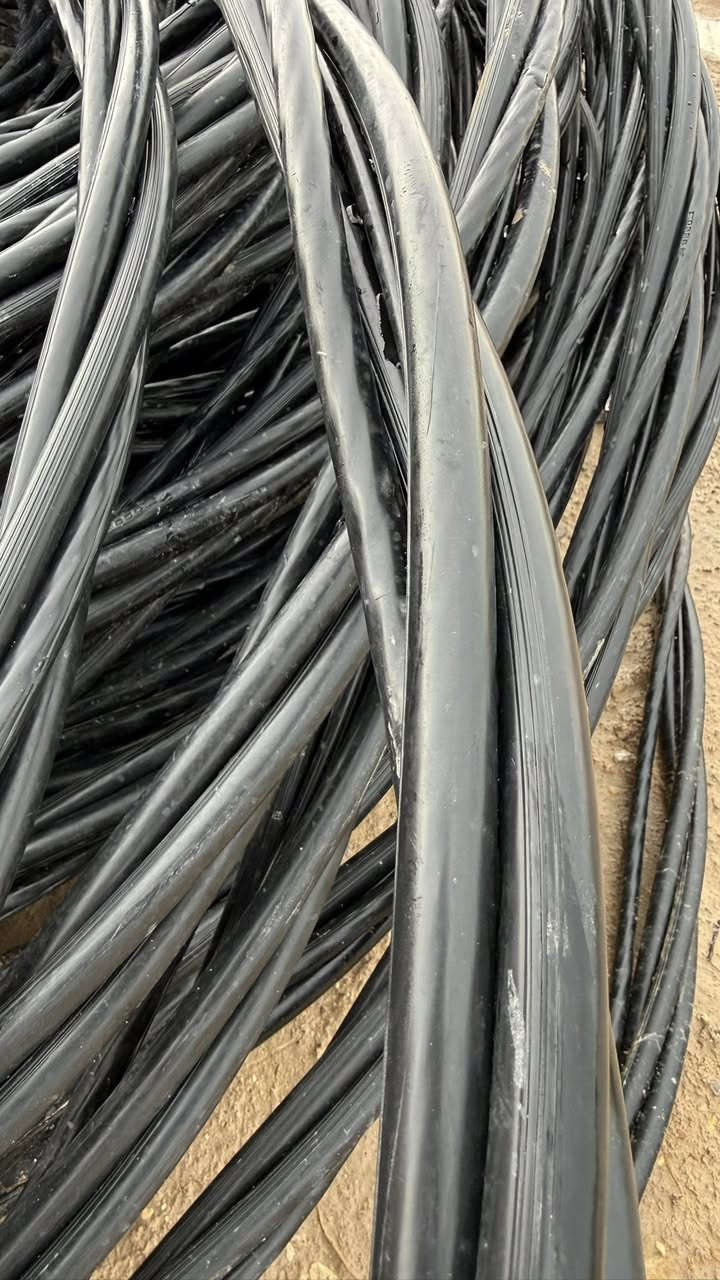 السلام عليكم 
ضفيره للبيع جديدة غير مستعمل 3*120 + 70 +16 
360 مــتــر 
للاستفسار: ***********
