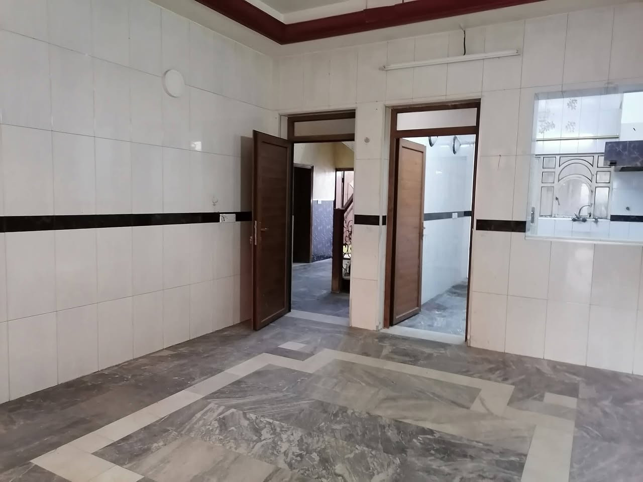 سلام عليكم يوجد بيت للايجار🌹🌹🌹 في منطقة حي الزهور المنصور خلف🛣️ مستشفى الطفل المساحه ١٥٠م يحتوي عل صاله ومطبخ وغرفه نوم وصحيات والطابق الاول عل غرفتين نوم وصحيات وسطح يحتوي عل درج خارجي للطابق الثاني🗯️ شارع عريض منطقه 🌷هادئه للاستفسار الاتصال على الرقم *********** او *********** مكتب اليقين للعقارات بغداد المنصور
