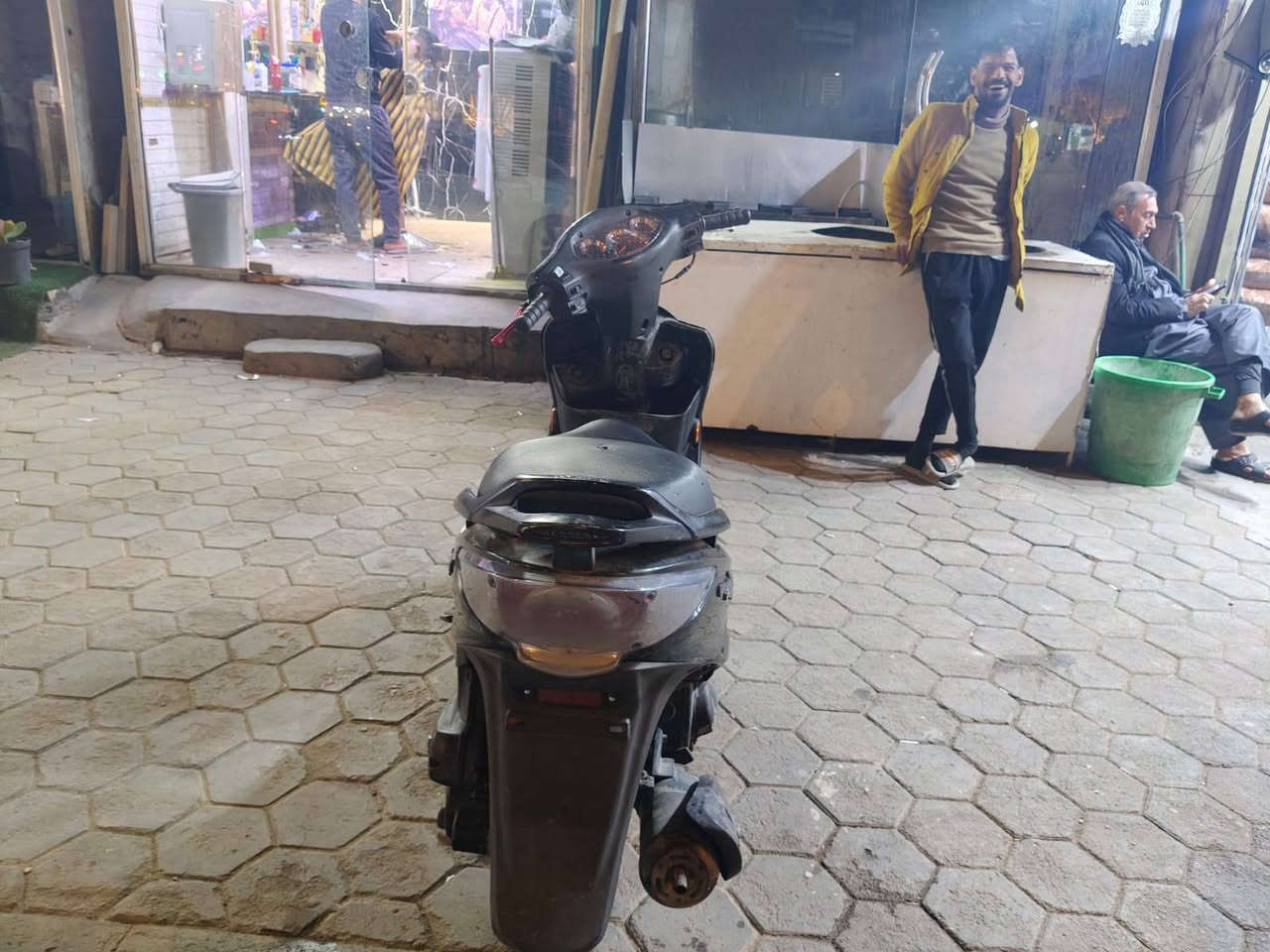 السلام عليكم شباب دراجه كامكو جي فور نوزل حاويه بلاديه كلها ختم واحد الشراي يدخل خاص او يتصل *********** سعرها 375وبيها مجال حك الجيه
