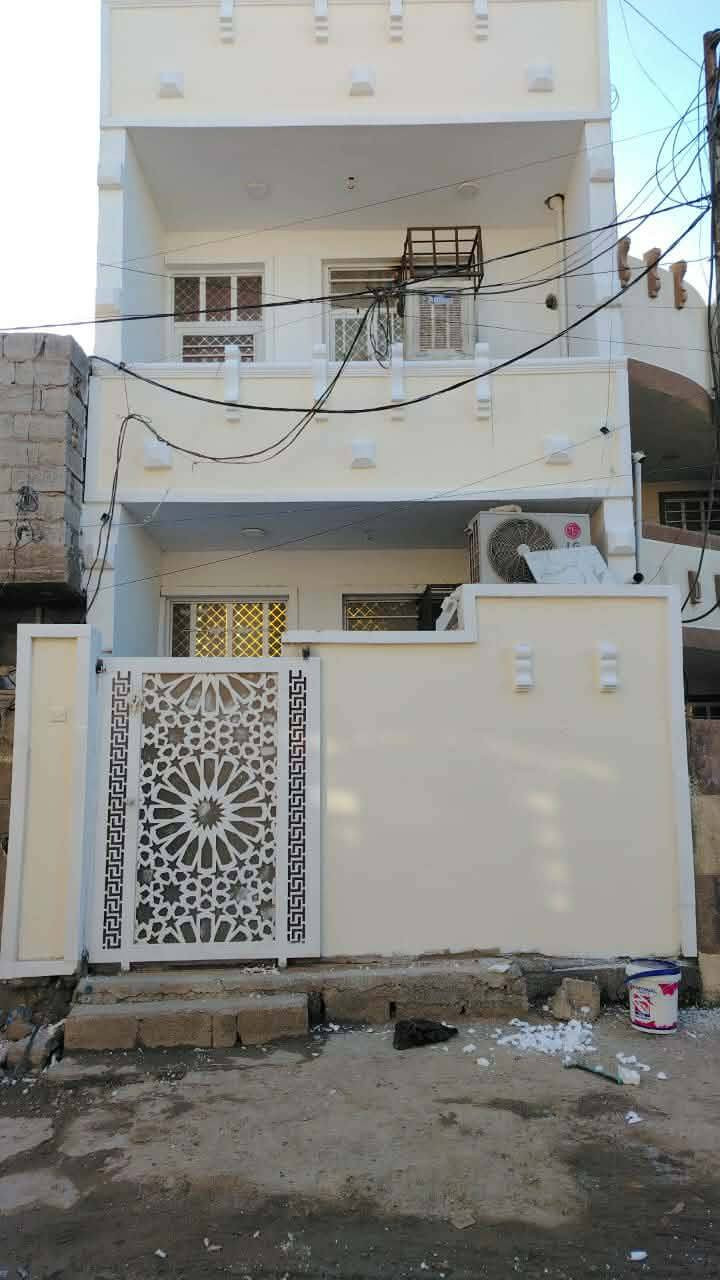 السلام عليكم . بيت للبيع . 
80 متر . 
3 غرف نوم . 
3 صحيات . 
موقع البيت.  كميرة.  
شارع جامع ابو الزهراء . 
مجاور المدارس مدرسة الفلاح ومدرسة عيون بغداد 
البيت جديد بمعنى الكلمة كامل مكمل 
كله فرفوري  محجرات المنيوم سطح شتايكر.  مي كهرباء.  
سعر خاص . 
اي استفسار ***********
