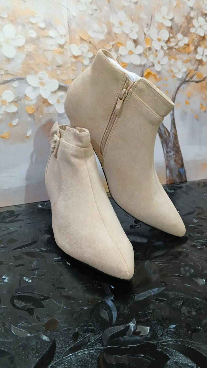 بوتين نسائي وبناتي وشبابي وبناتي محير سعر القطعه 25 قطعتين 45 التوصيل مجانا لجميع العراق بوتين نوع خفيف وراقي جدا للحجز والاستفسار *********** وتساب
***********
